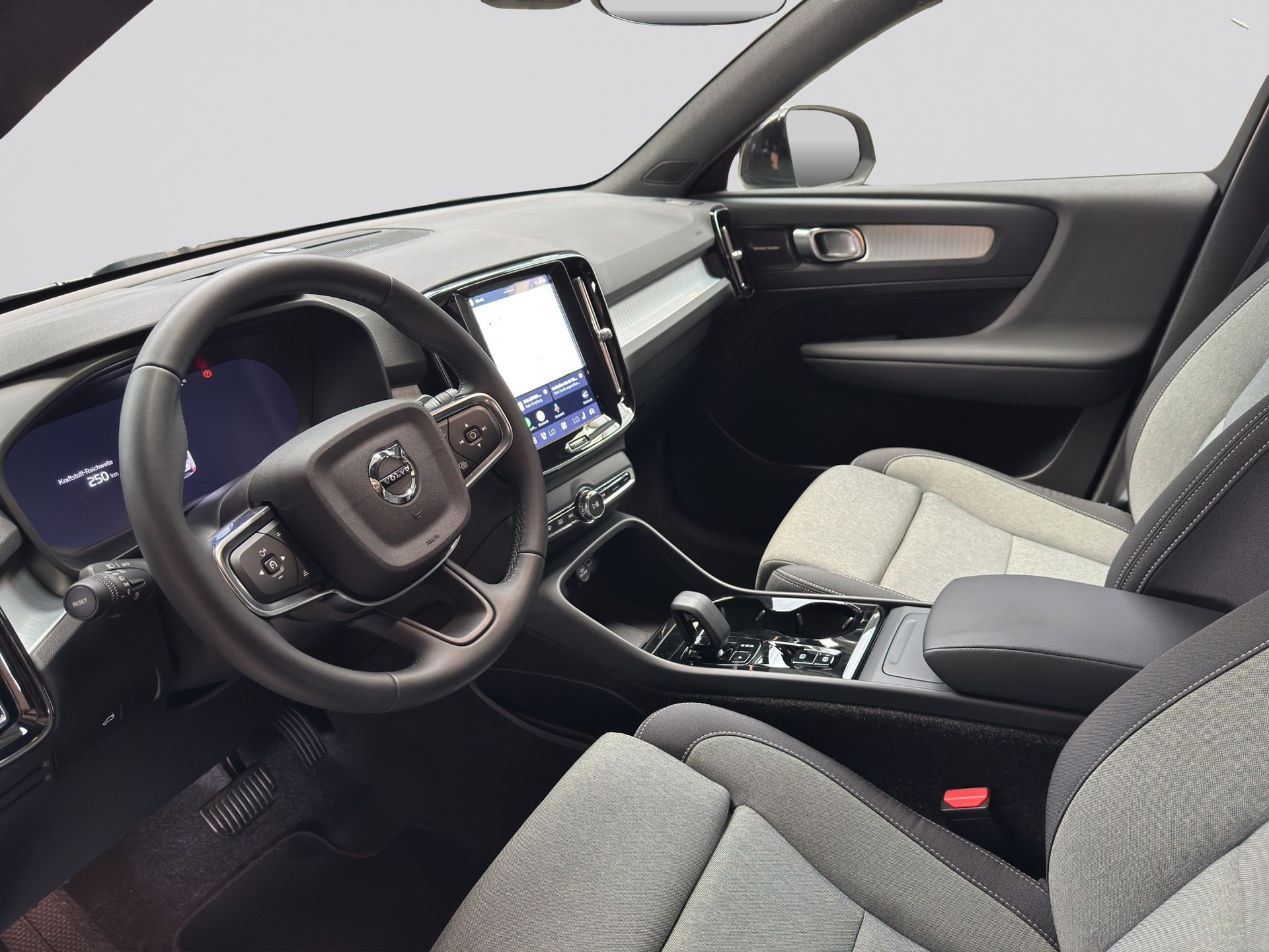 VOLVO XC40 B3 Benzin Mild Hybrid Plus Black Edition-image-6