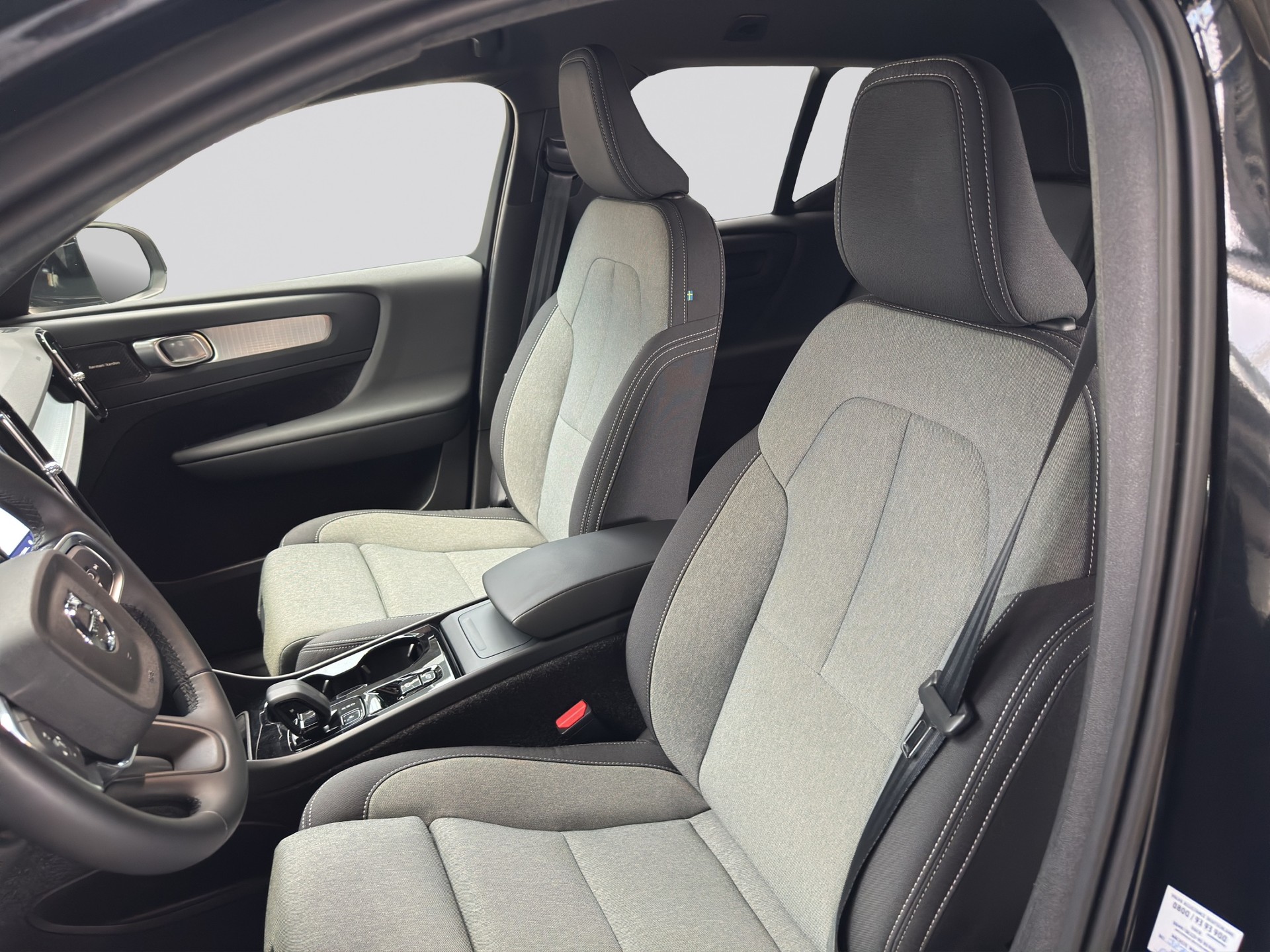 VOLVO XC40 B3 Benzin Mild Hybrid Plus Black Edition-image-5