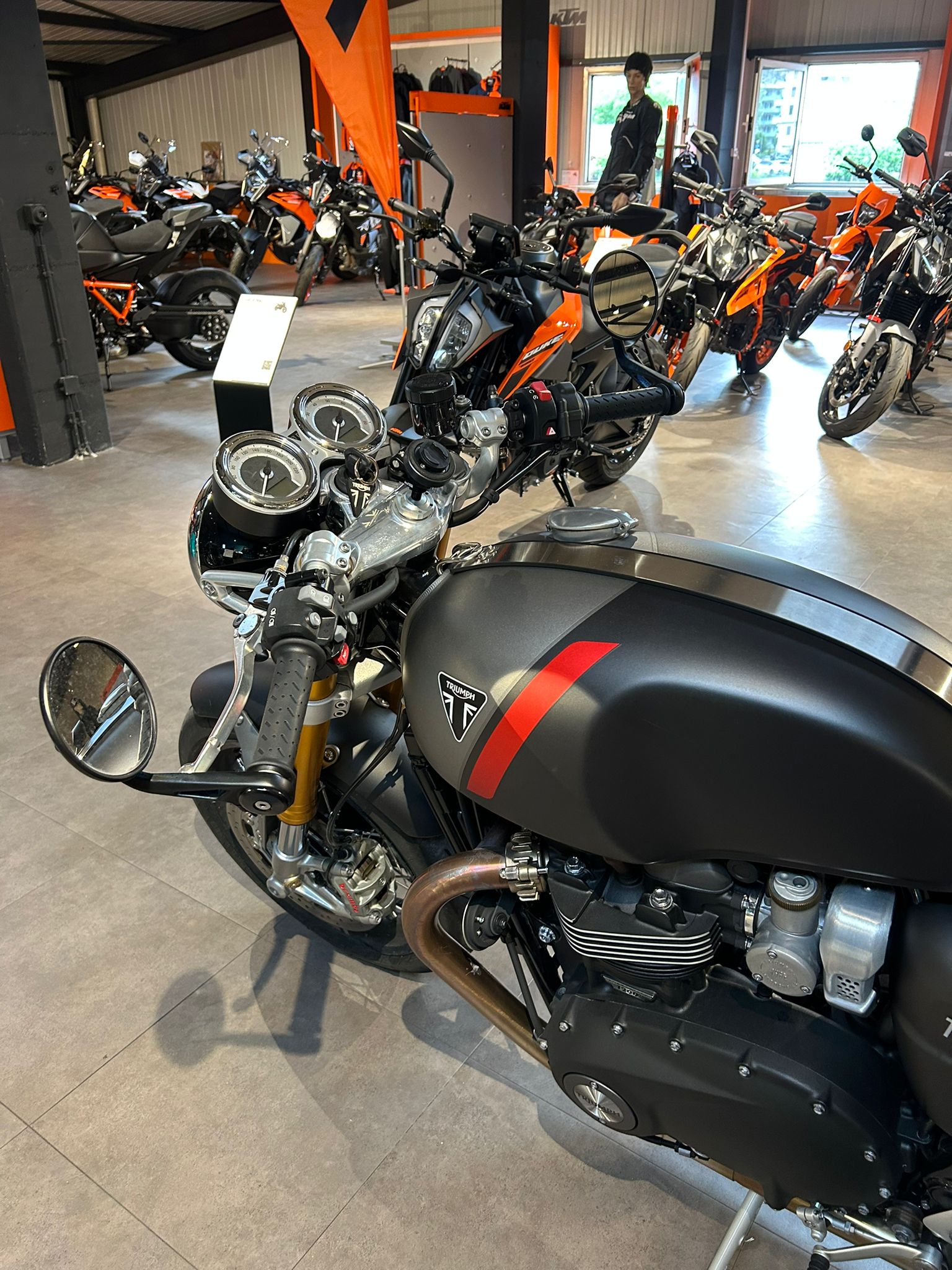 TRIUMPH Thruxton 1200 i RS ABS-showroom-element-3