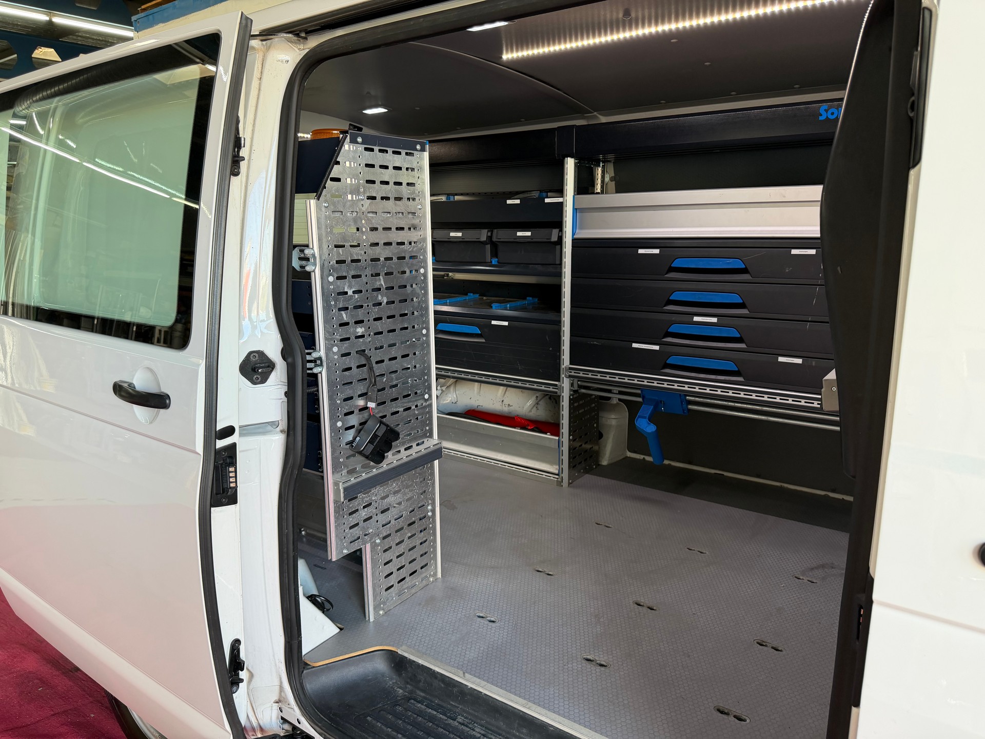 VW T6.1 2.0 TDI DSG-image-8