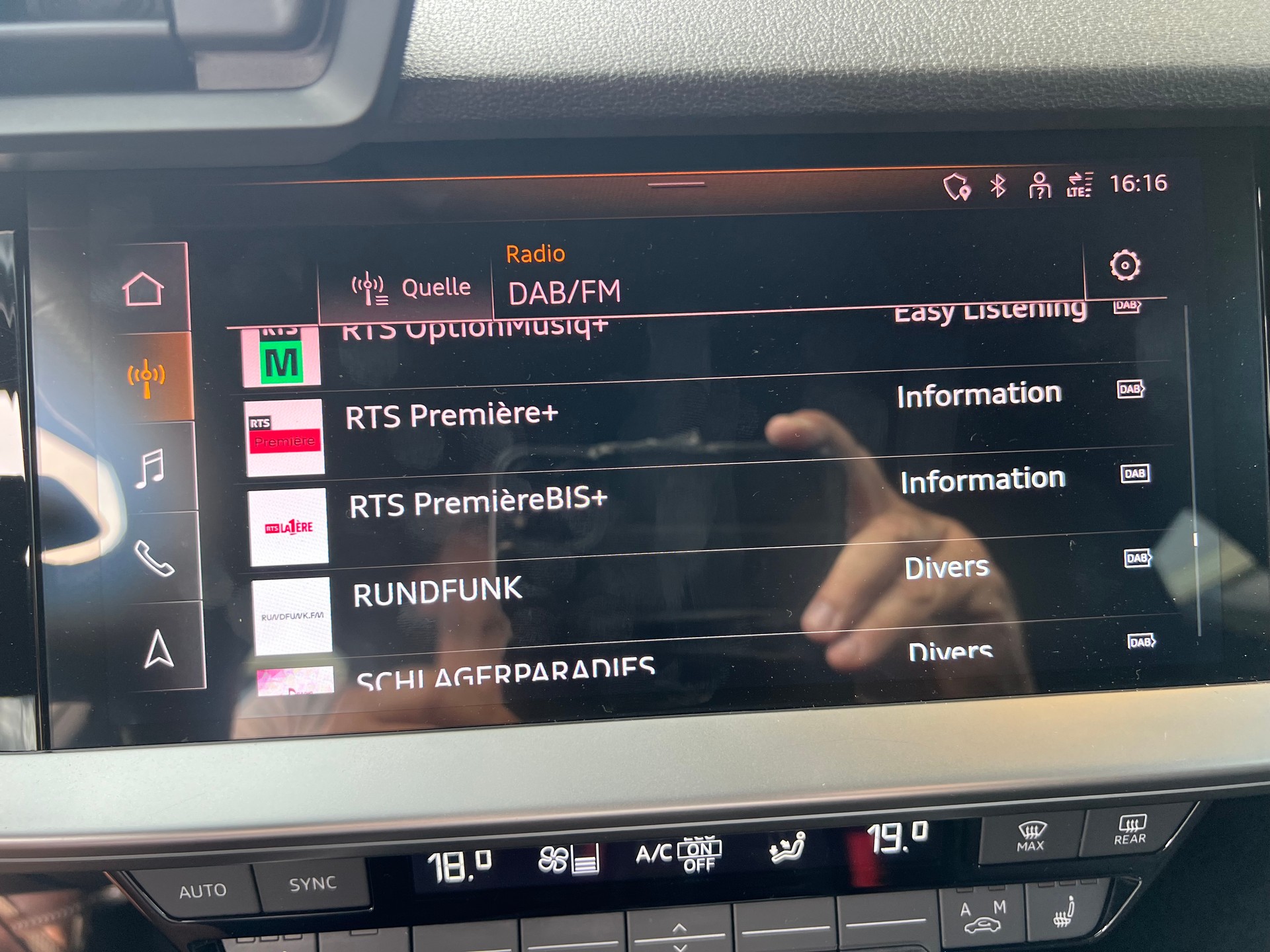 AUDI A3 Sportback 40 TFSI e S line S-tronic *Navi * Teilleder Rückfahrtkamera * Head -up Display * Assistenzpaket *frisch ab MFK *-image-15