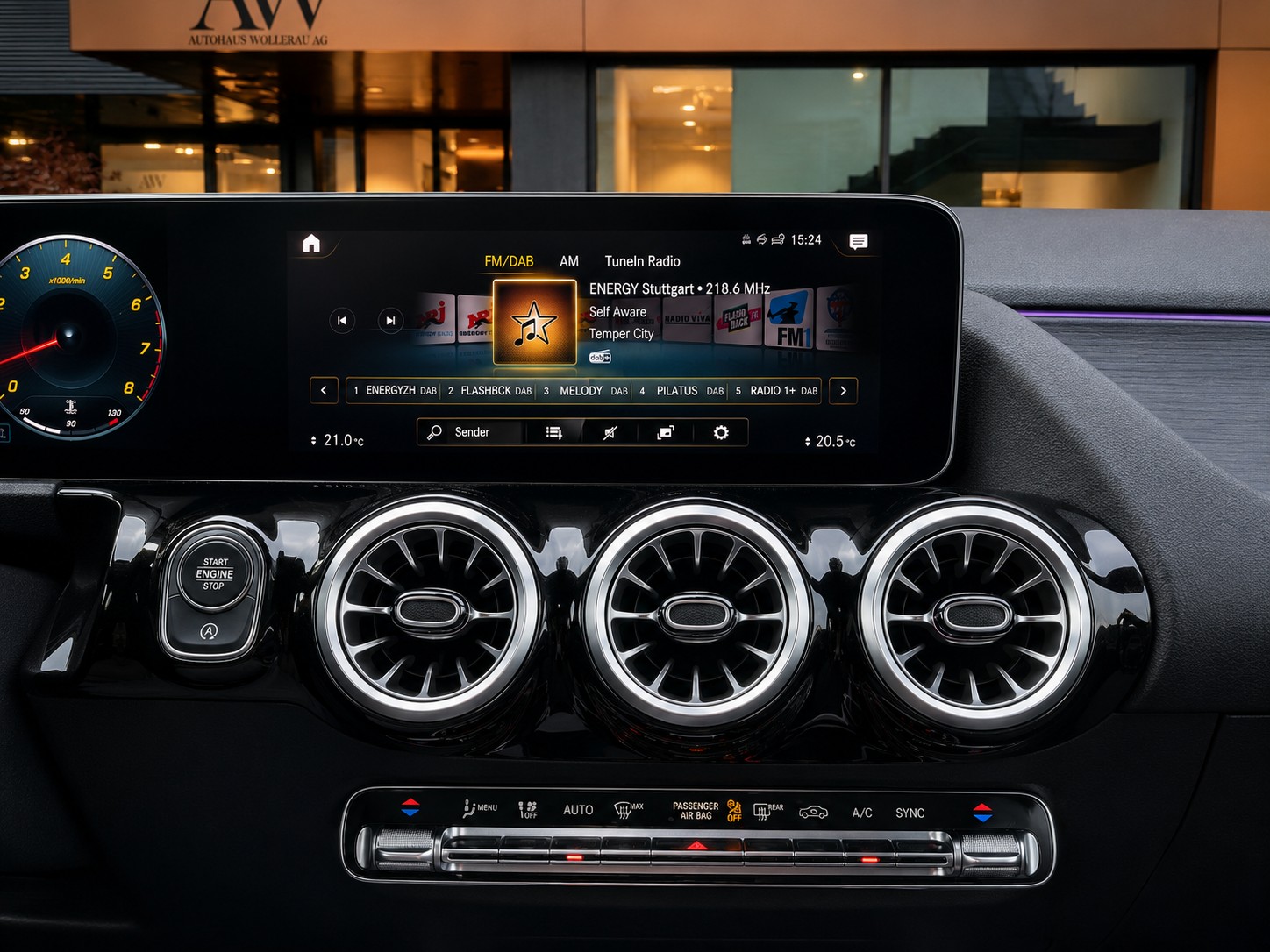 MERCEDES-BENZ GLA 200 AMG Line 4matic / CH Fahrzeug mit Gratis Service-image-9