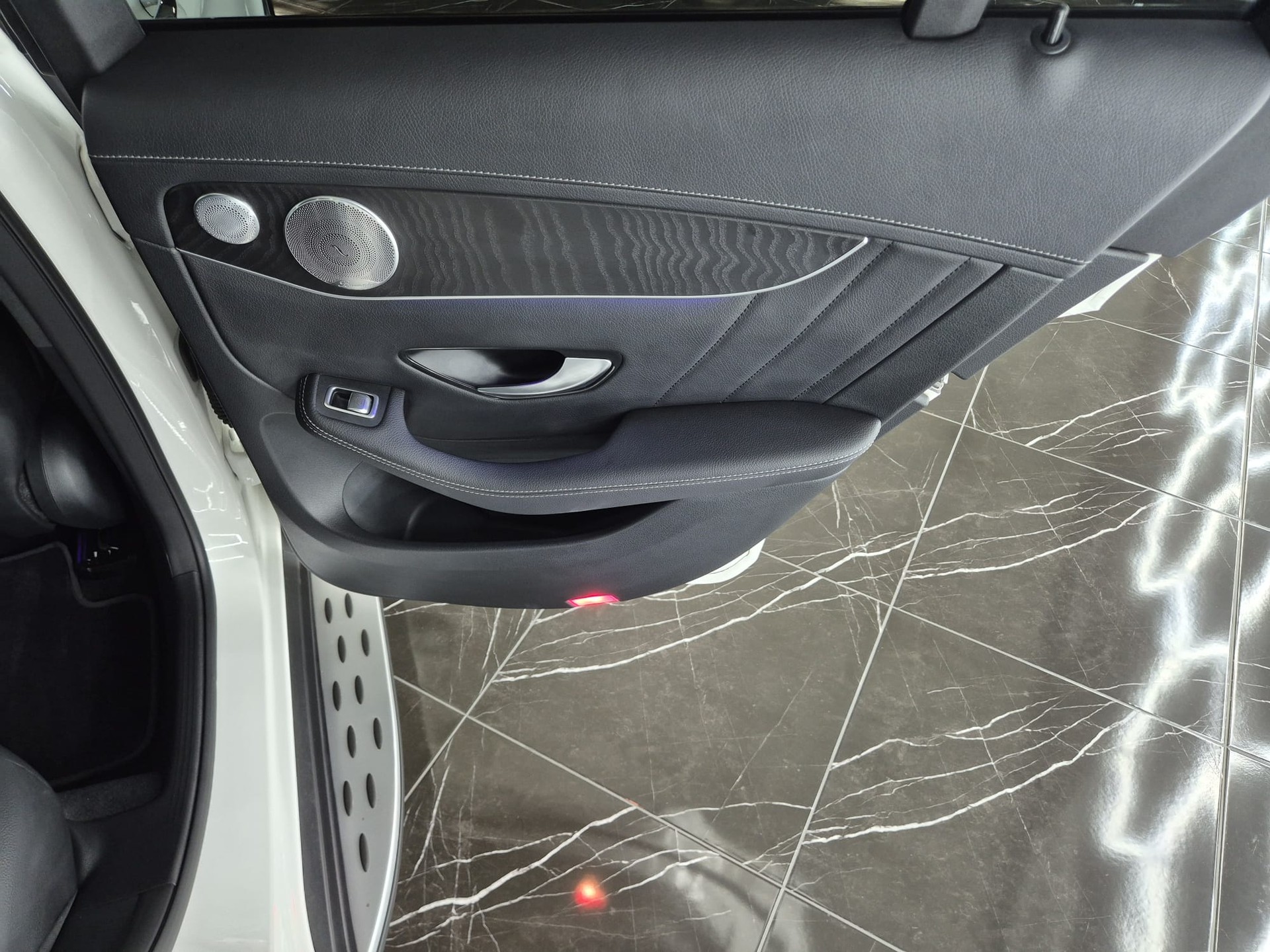 MERCEDES-BENZ GLC 300 d AMG Line 4Matic 9G-Tronic-image-25