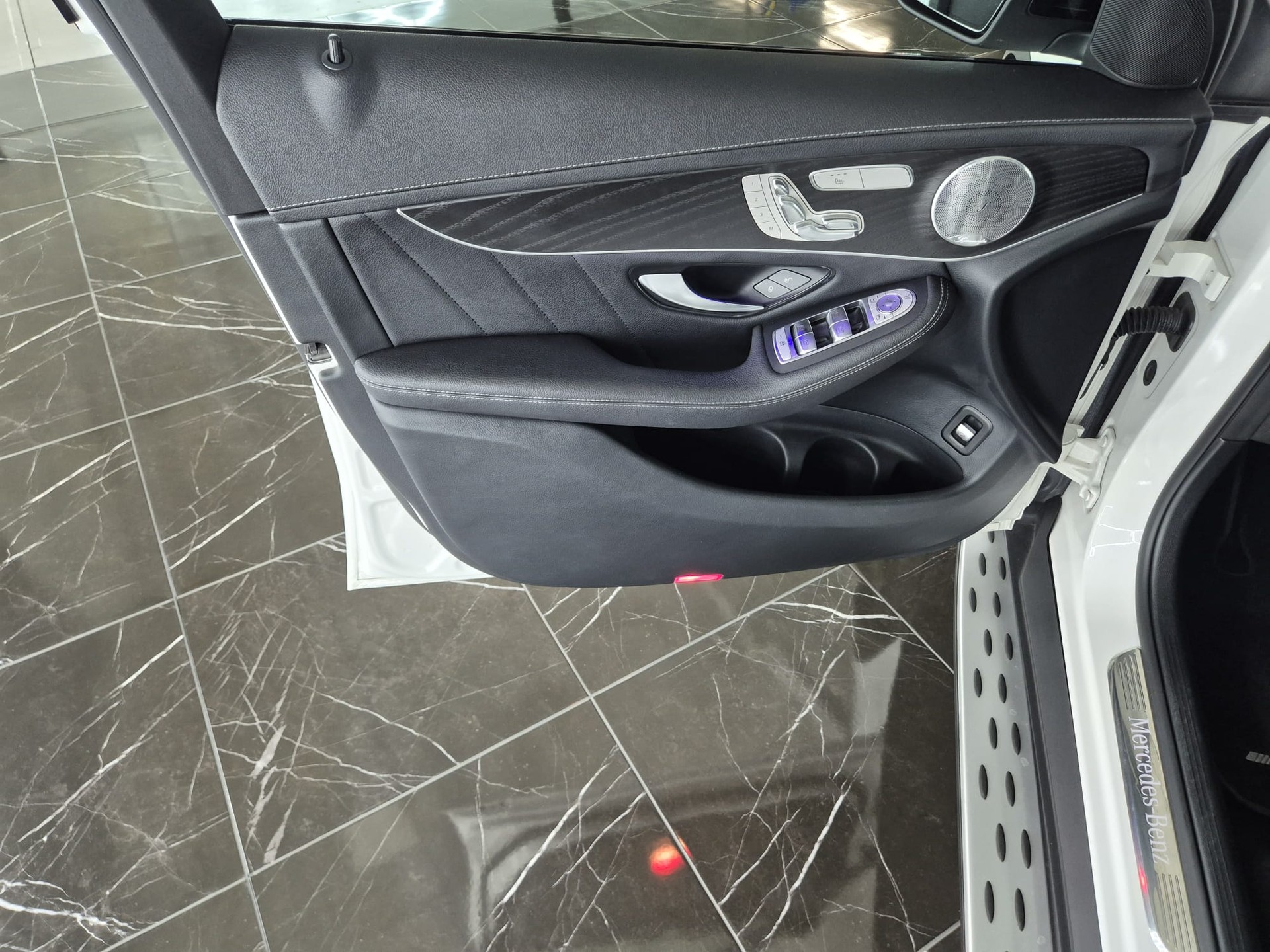 MERCEDES-BENZ GLC 300 d AMG Line 4Matic 9G-Tronic-image-18