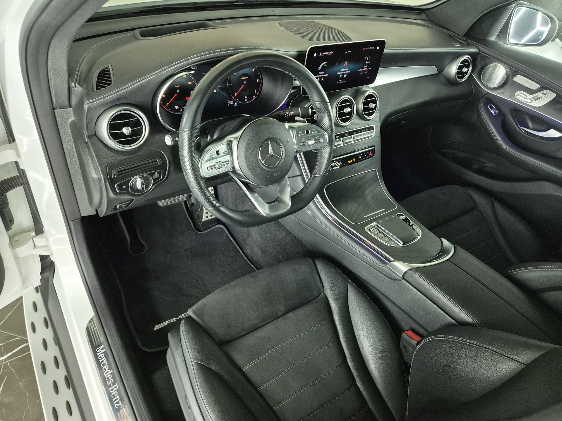 MERCEDES-BENZ GLC 300 d AMG Line 4Matic 9G-Tronic-image-17