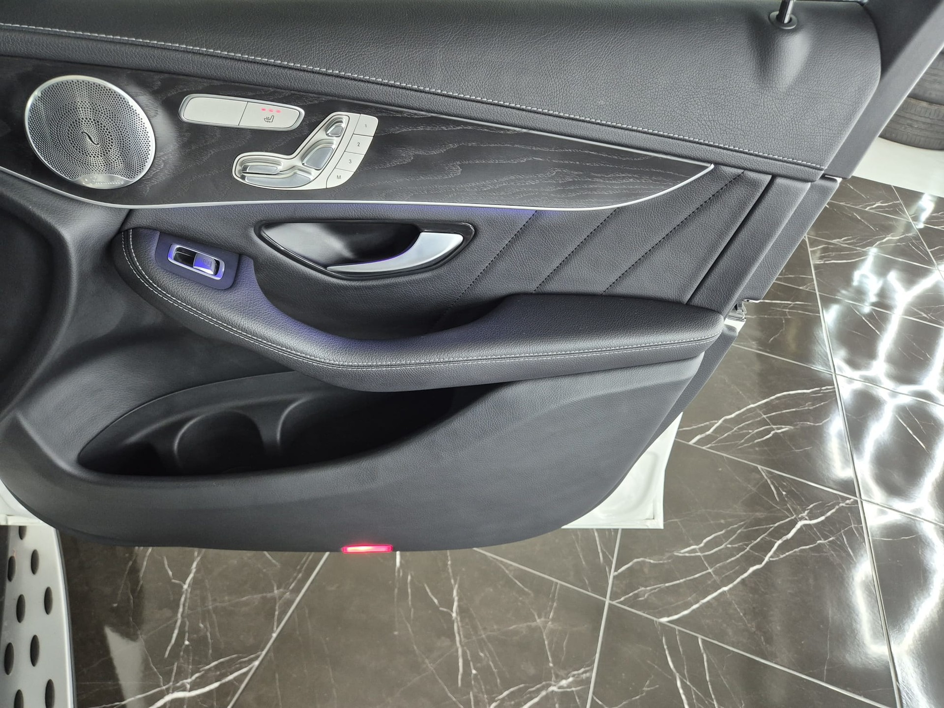 MERCEDES-BENZ GLC 300 d AMG Line 4Matic 9G-Tronic-image-28