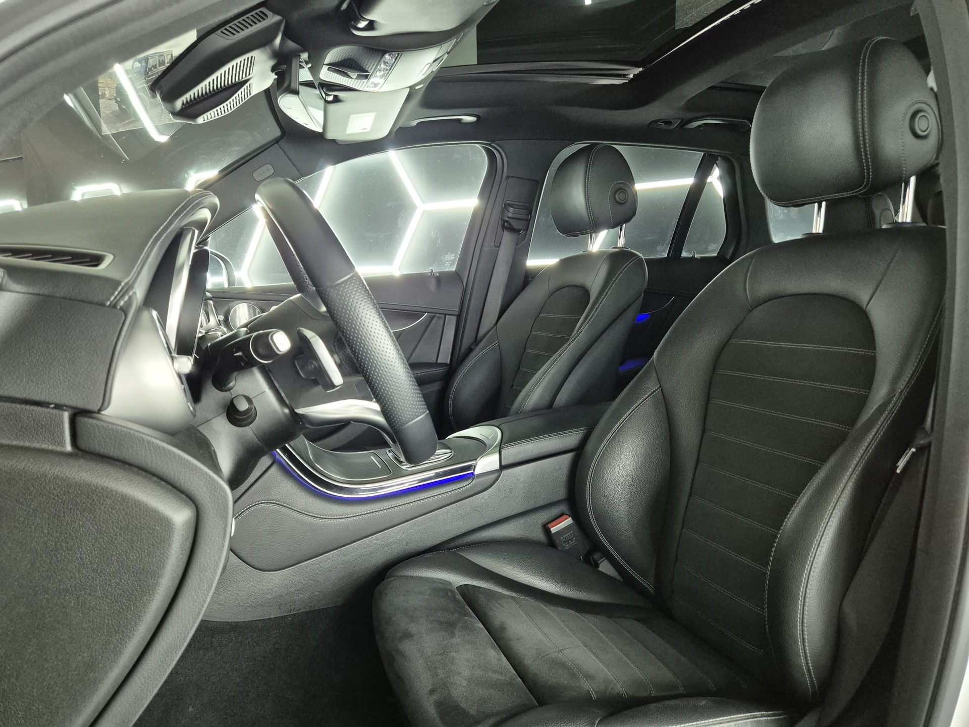 MERCEDES-BENZ GLC 300 d AMG Line 4Matic 9G-Tronic-image-16