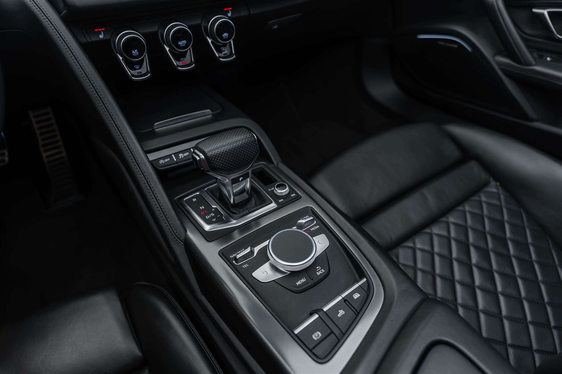 AUDI R8 Spyder 570PS S-Tronic Automat-image-19