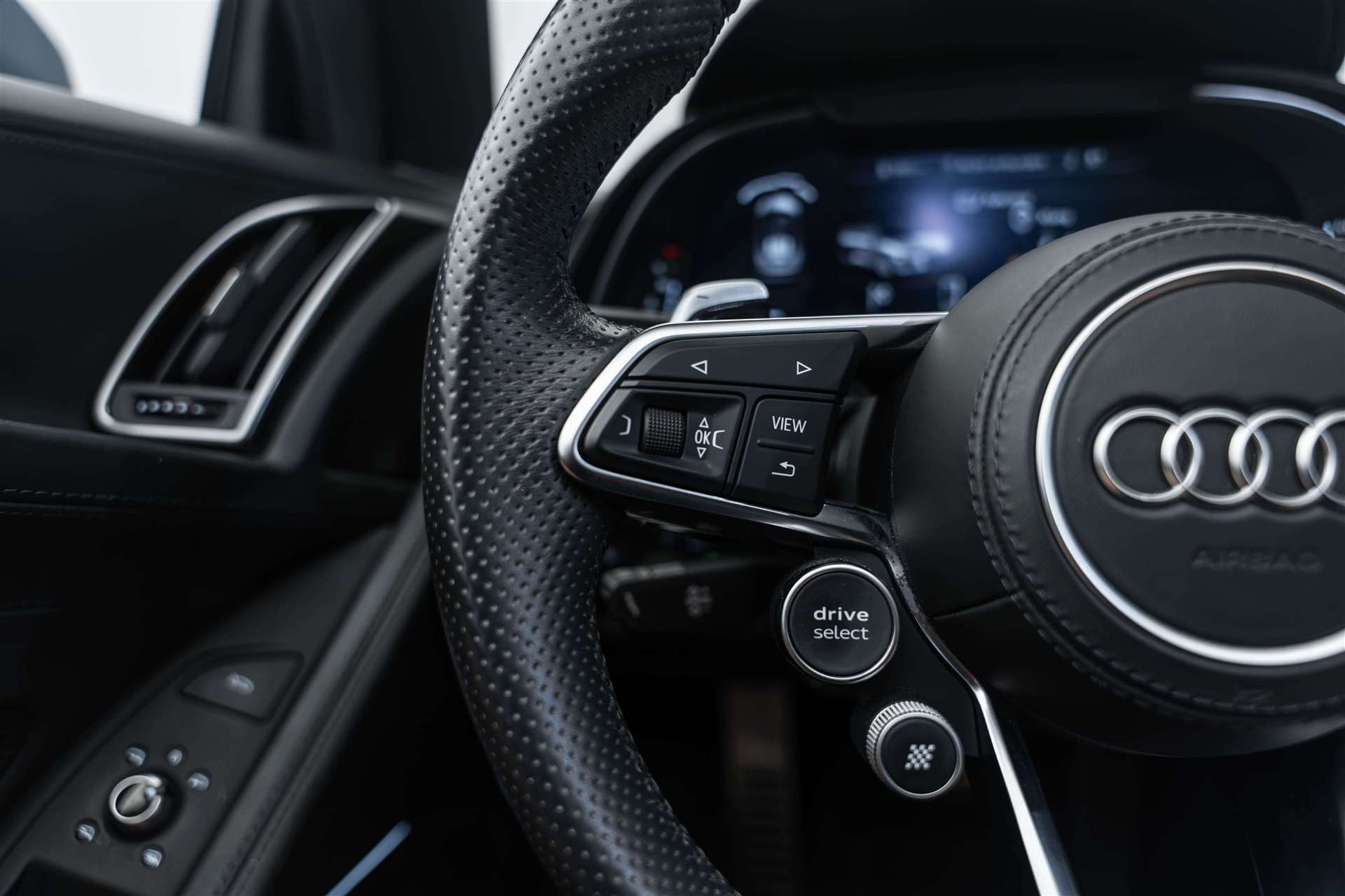 AUDI R8 Spyder 570PS S-Tronic Automat-image-15