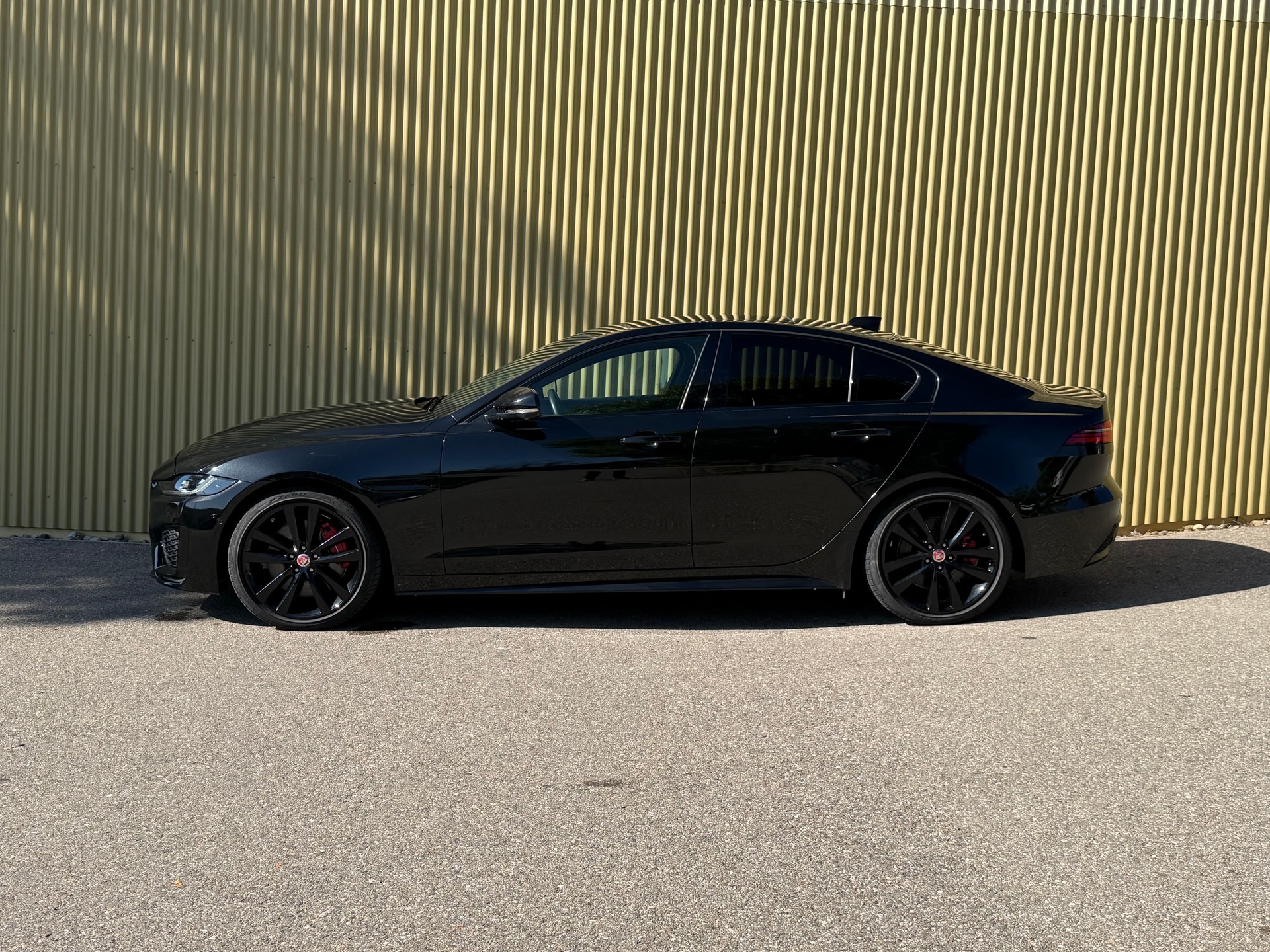JAGUAR XE 2.0 R-Dynamic Black P250 RWD Automat-image-2