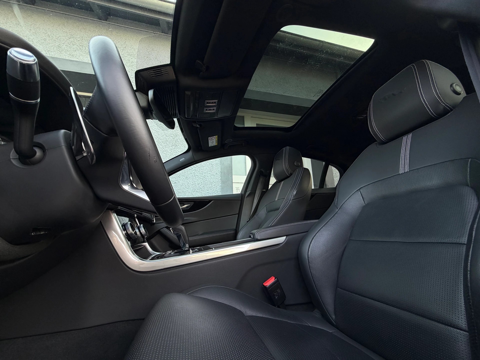 JAGUAR XE 2.0 R-Dynamic Black P250 RWD Automat-image-13