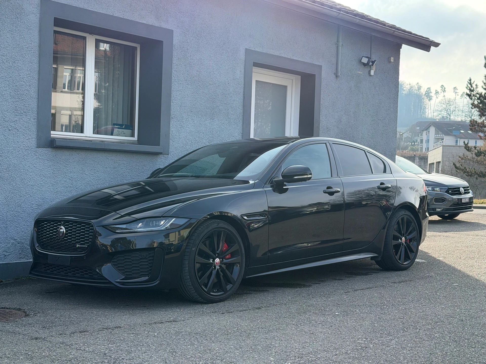 JAGUAR XE 2.0 R-Dynamic Black P250 RWD Automat