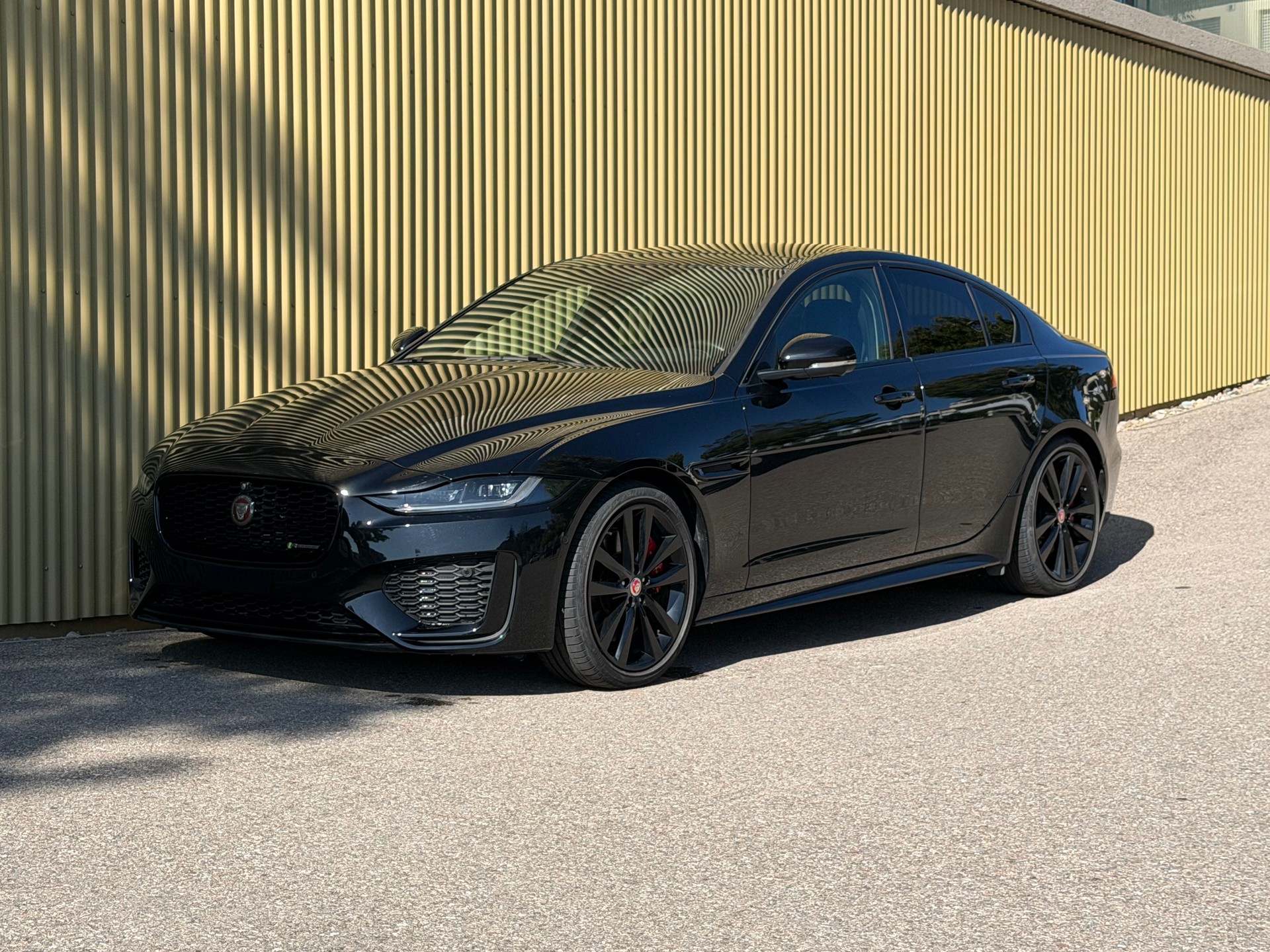 JAGUAR XE 2.0 R-Dynamic Black P250 RWD Automat-image-0