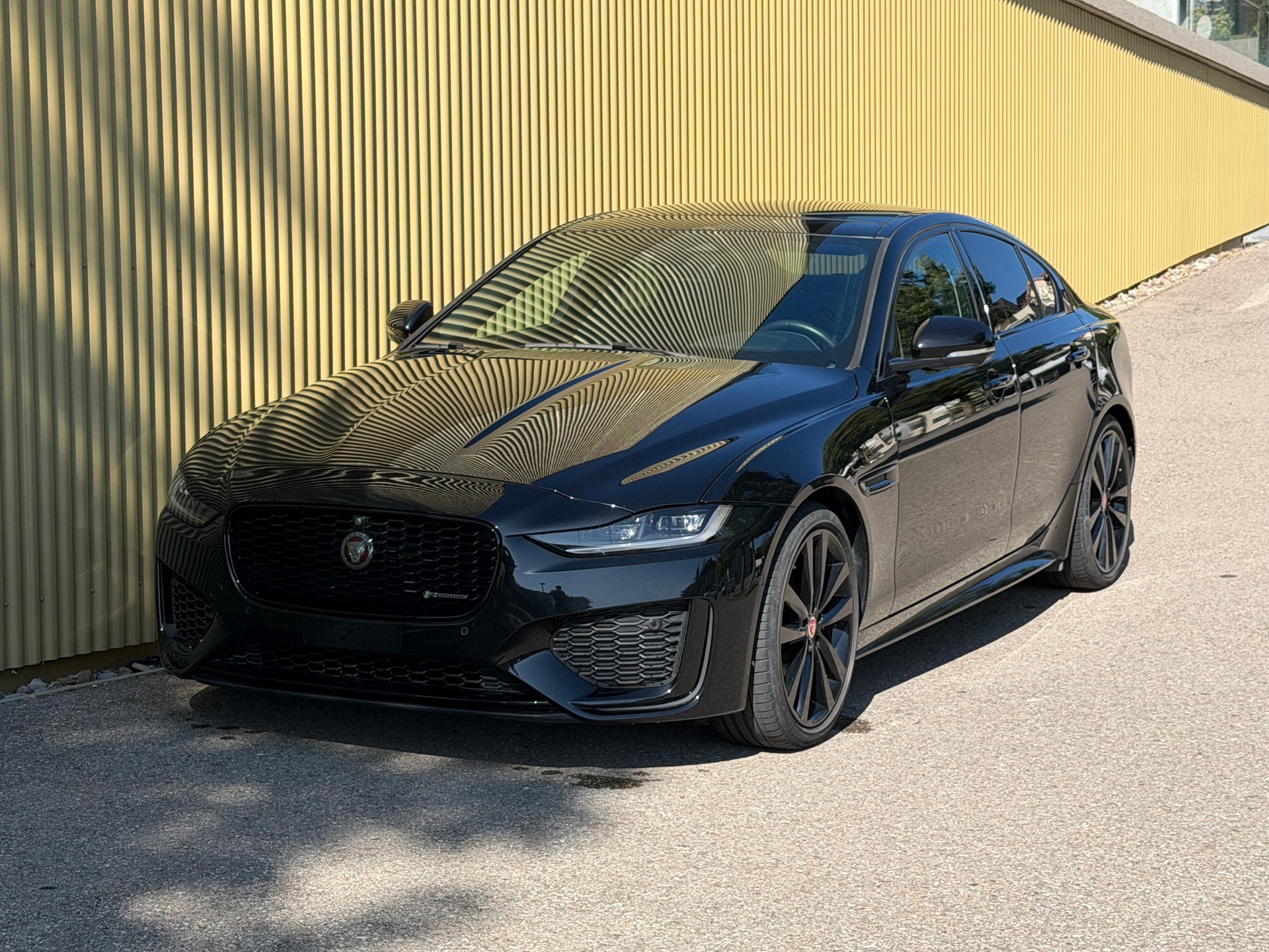 JAGUAR XE 2.0 R-Dynamic Black P250 RWD Automat-image-1