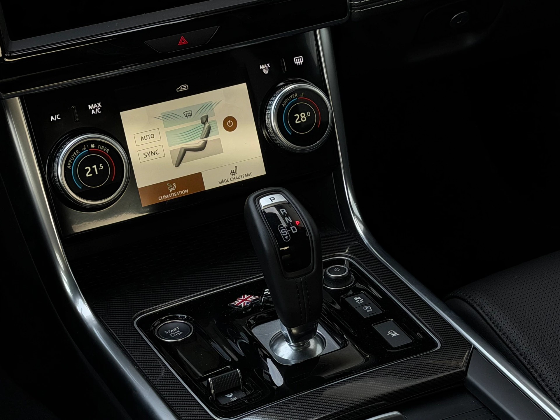 JAGUAR XE 2.0 R-Dynamic Black P250 RWD Automat-image-11
