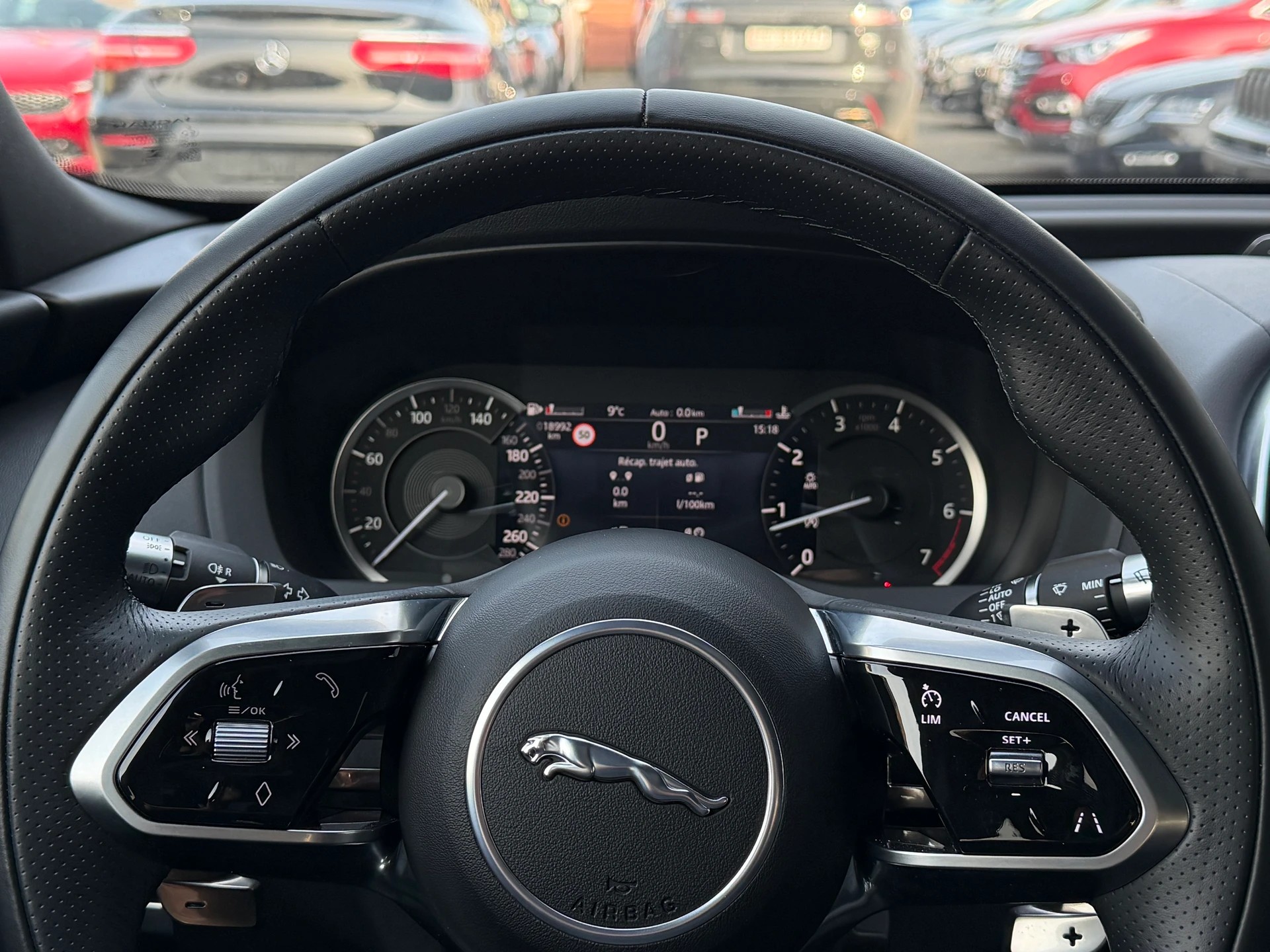JAGUAR XE 2.0 R-Dynamic Black P250 RWD Automat-image-7