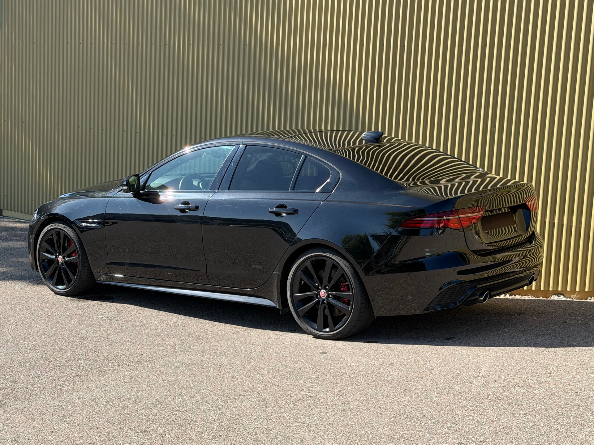 JAGUAR XE 2.0 R-Dynamic Black P250 RWD Automat-image-3