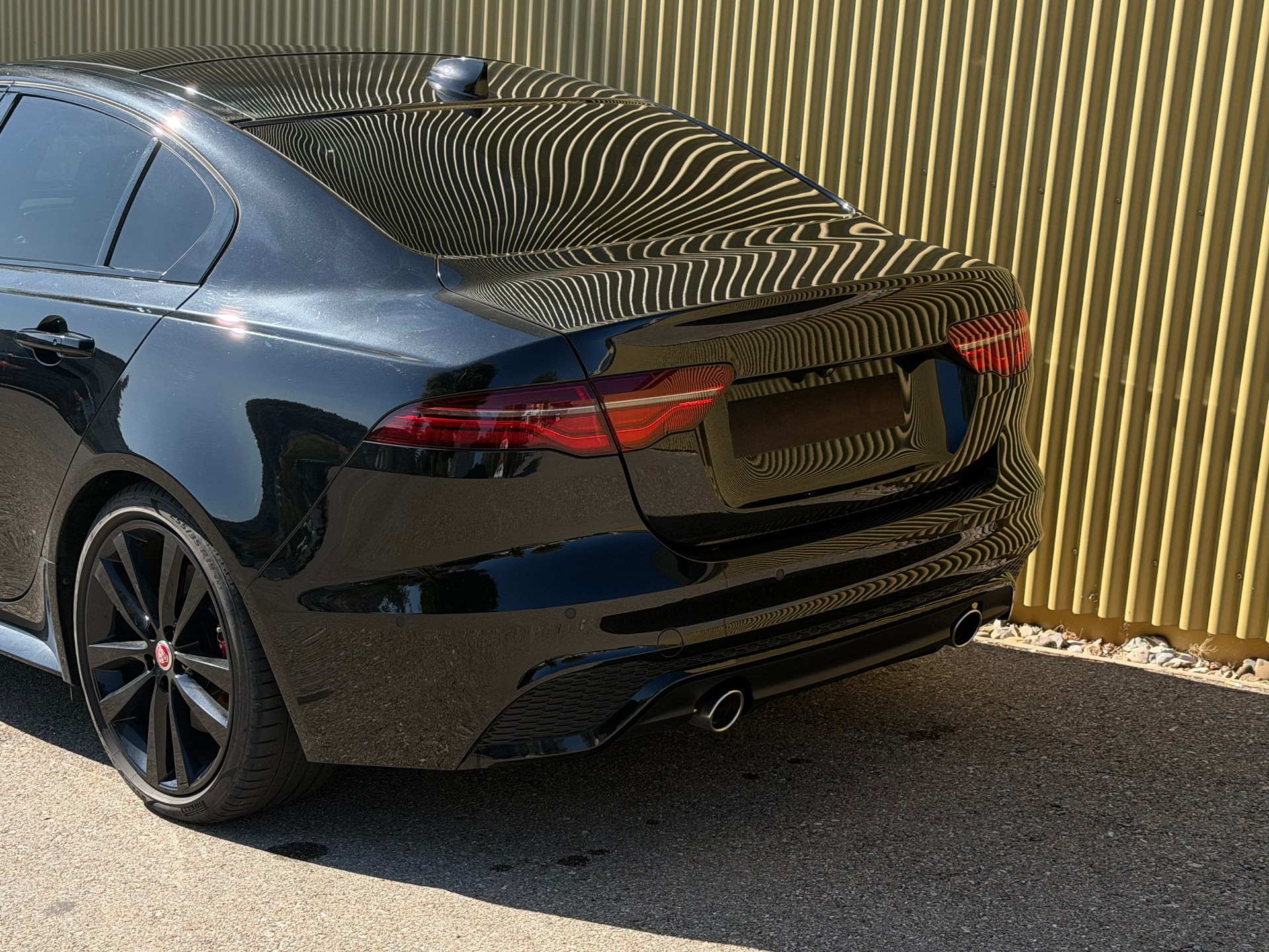 JAGUAR XE 2.0 R-Dynamic Black P250 RWD Automat-image-4