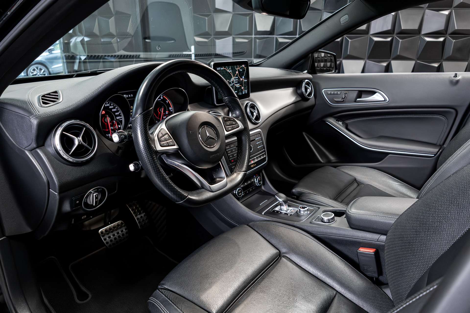 MERCEDES-BENZ GLA 45 AMG 4Matic 7G-DCT-image-14
