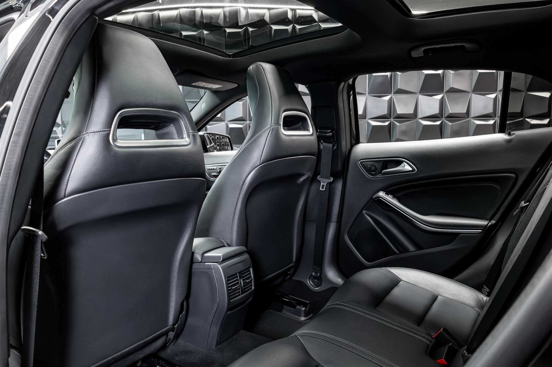 MERCEDES-BENZ GLA 45 AMG 4Matic 7G-DCT-image-23