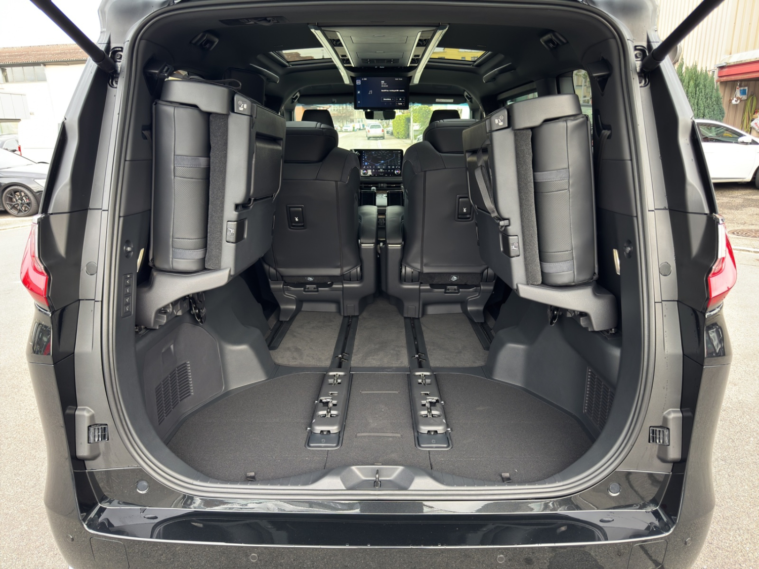 LEXUS LM 350h excellence AWD-image-13