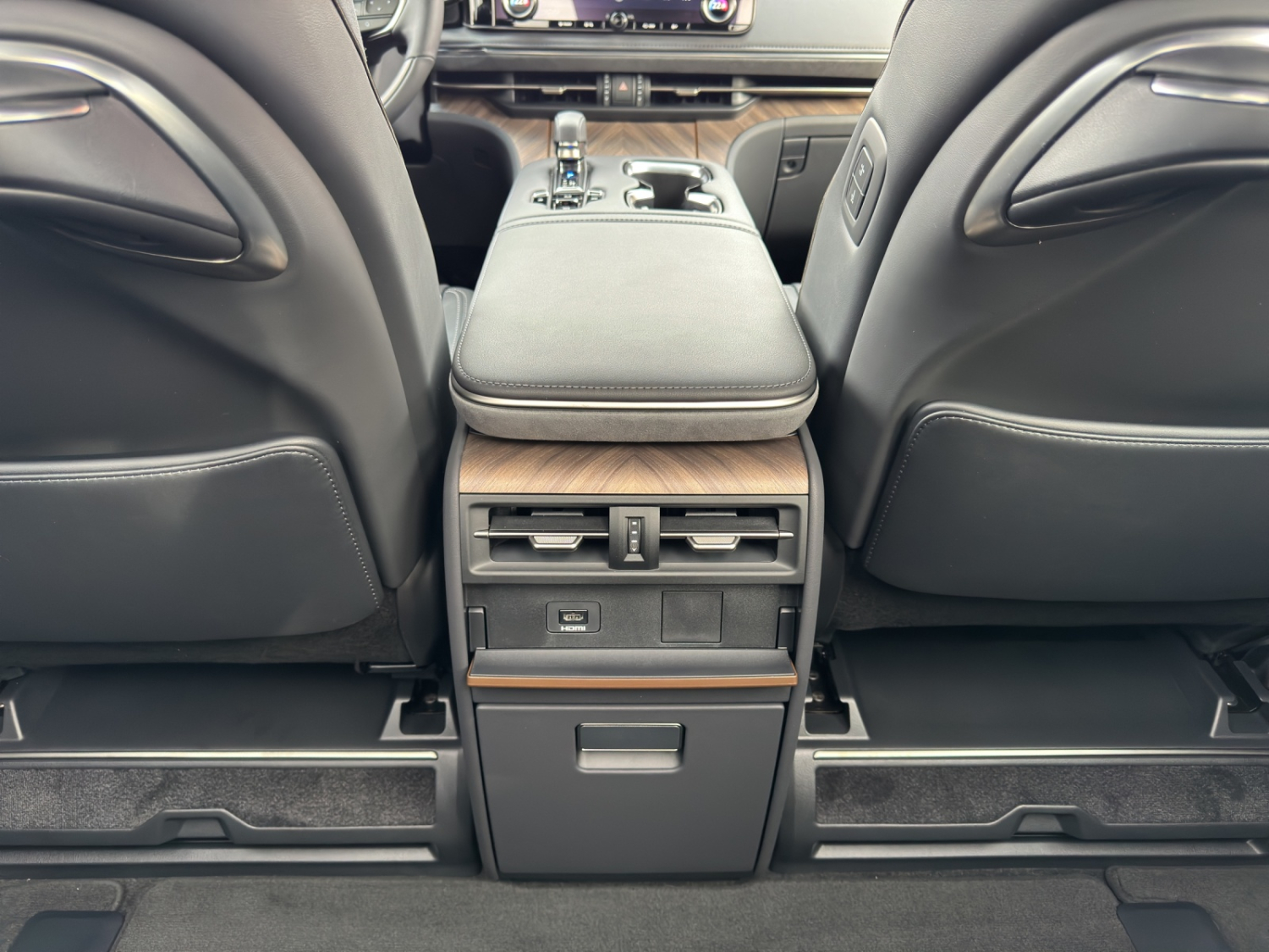 LEXUS LM 350h excellence AWD-image-10