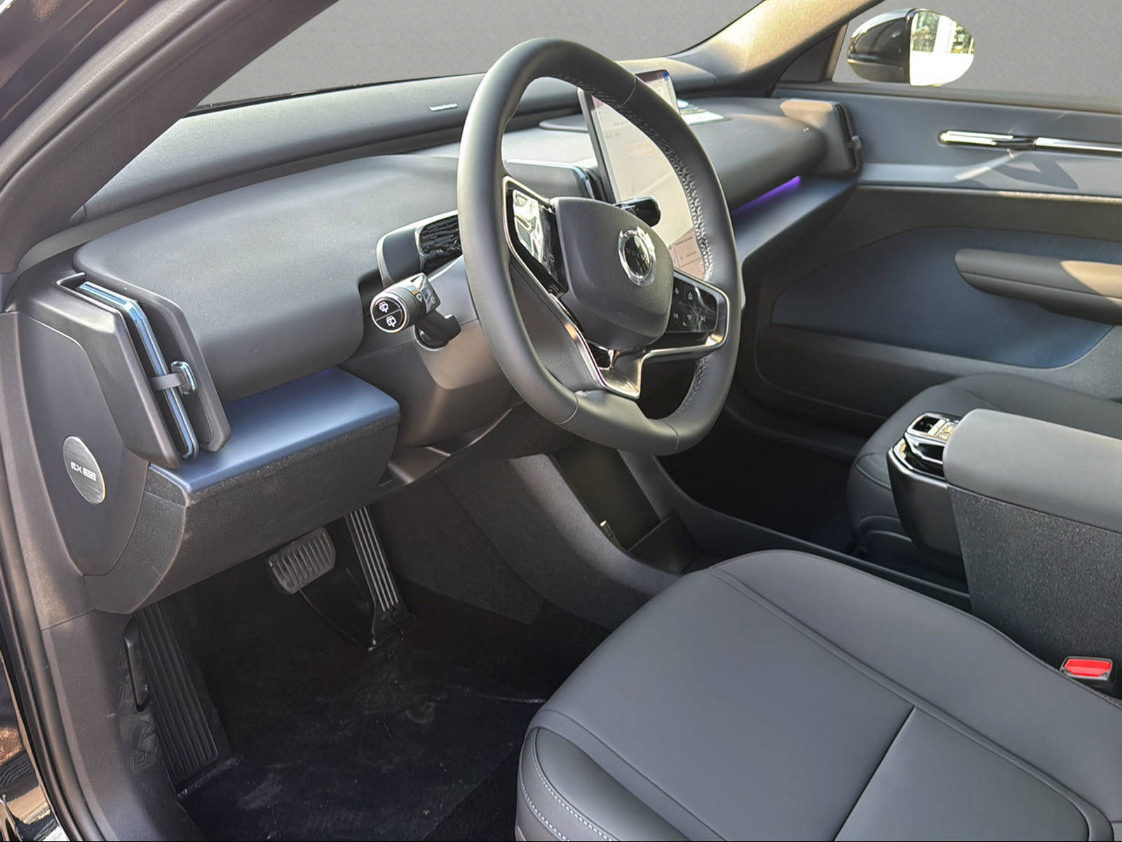 VOLVO EX30 P5 69 kWh Long Range Plus-image-10