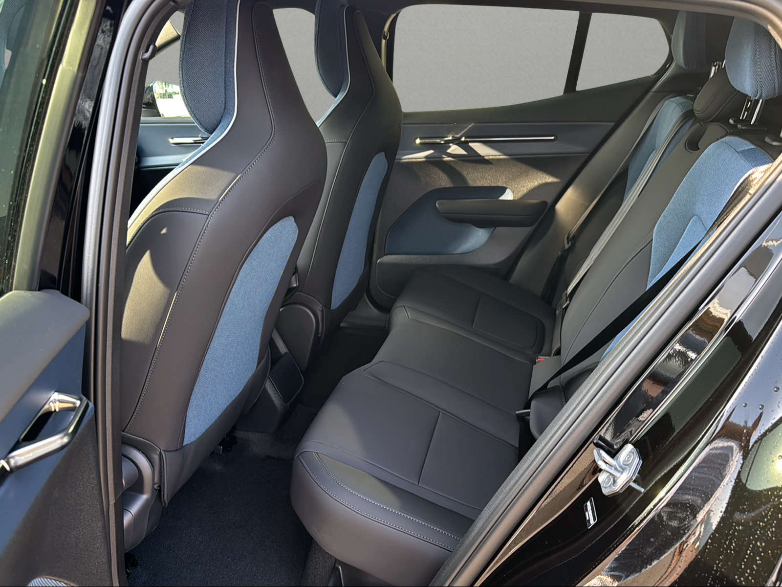 VOLVO EX30 P5 69 kWh Long Range Plus-image-5