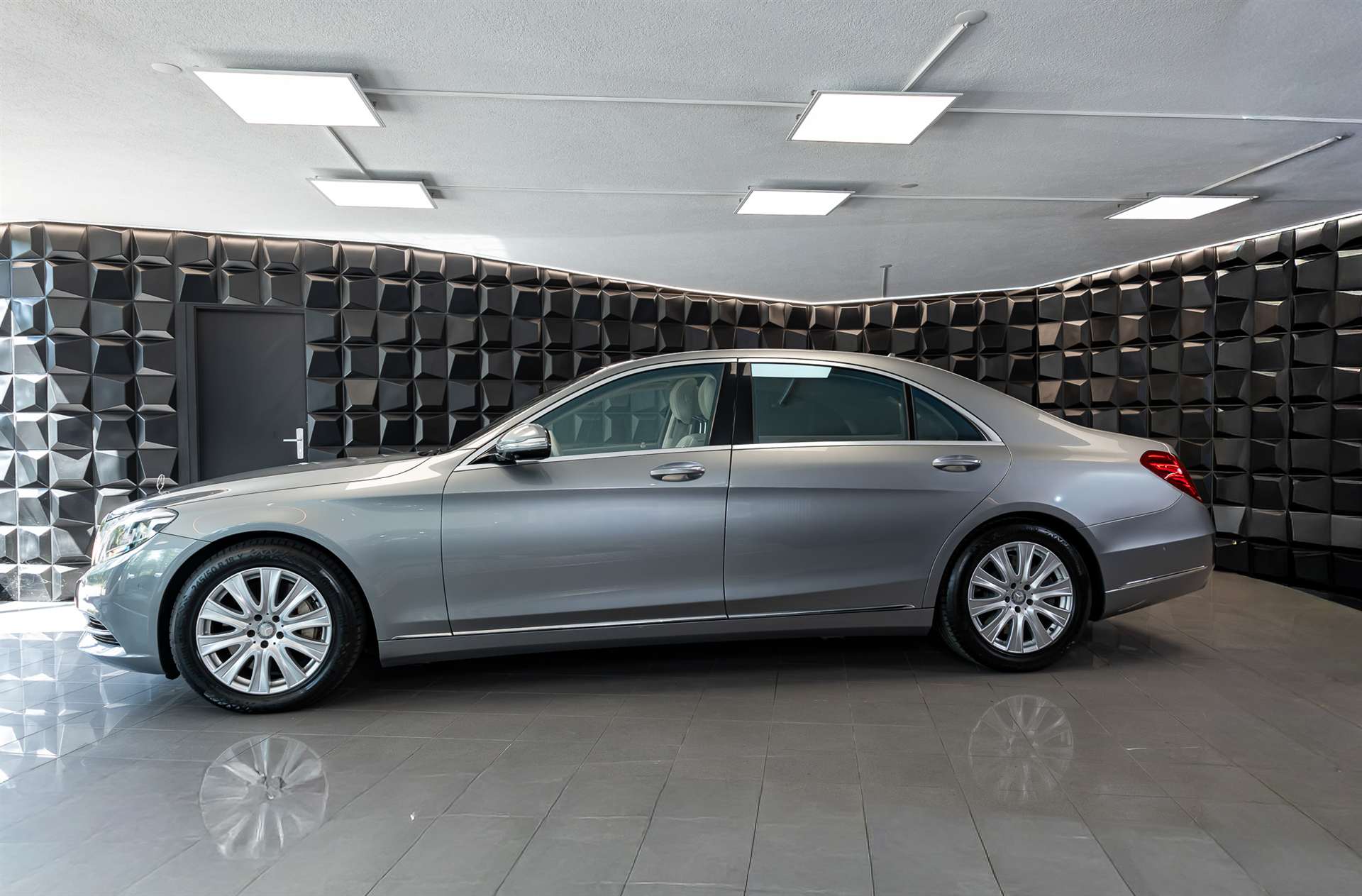 MERCEDES-BENZ S 500 L 4Matic 7G-Tronic-showroom-element-1