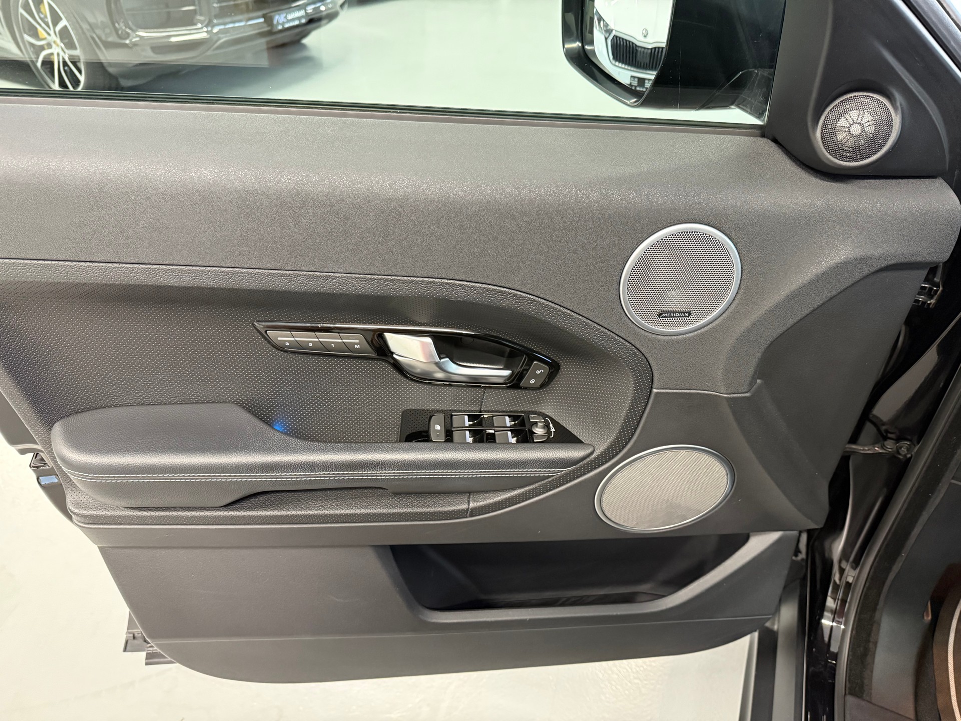 LAND ROVER Range Rover Evoque 2.2 TD4 Dynamic AT9-image-12