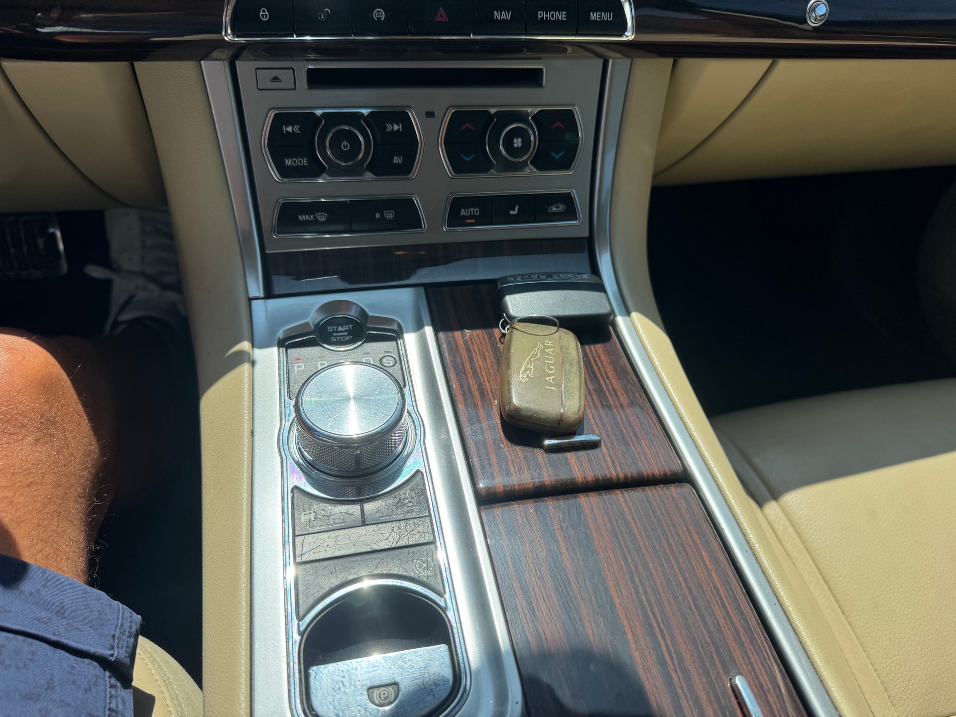JAGUAR XF 2.2d Premium Luxury-image-19