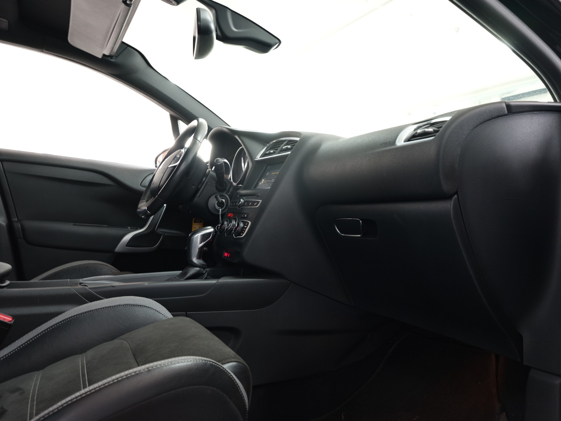 DS AUTOMOBILES DS 4 1.6 BlueHDi Performance Line Automatic *Sitzheizung* *PDC Vorne & Hinten*-image-24