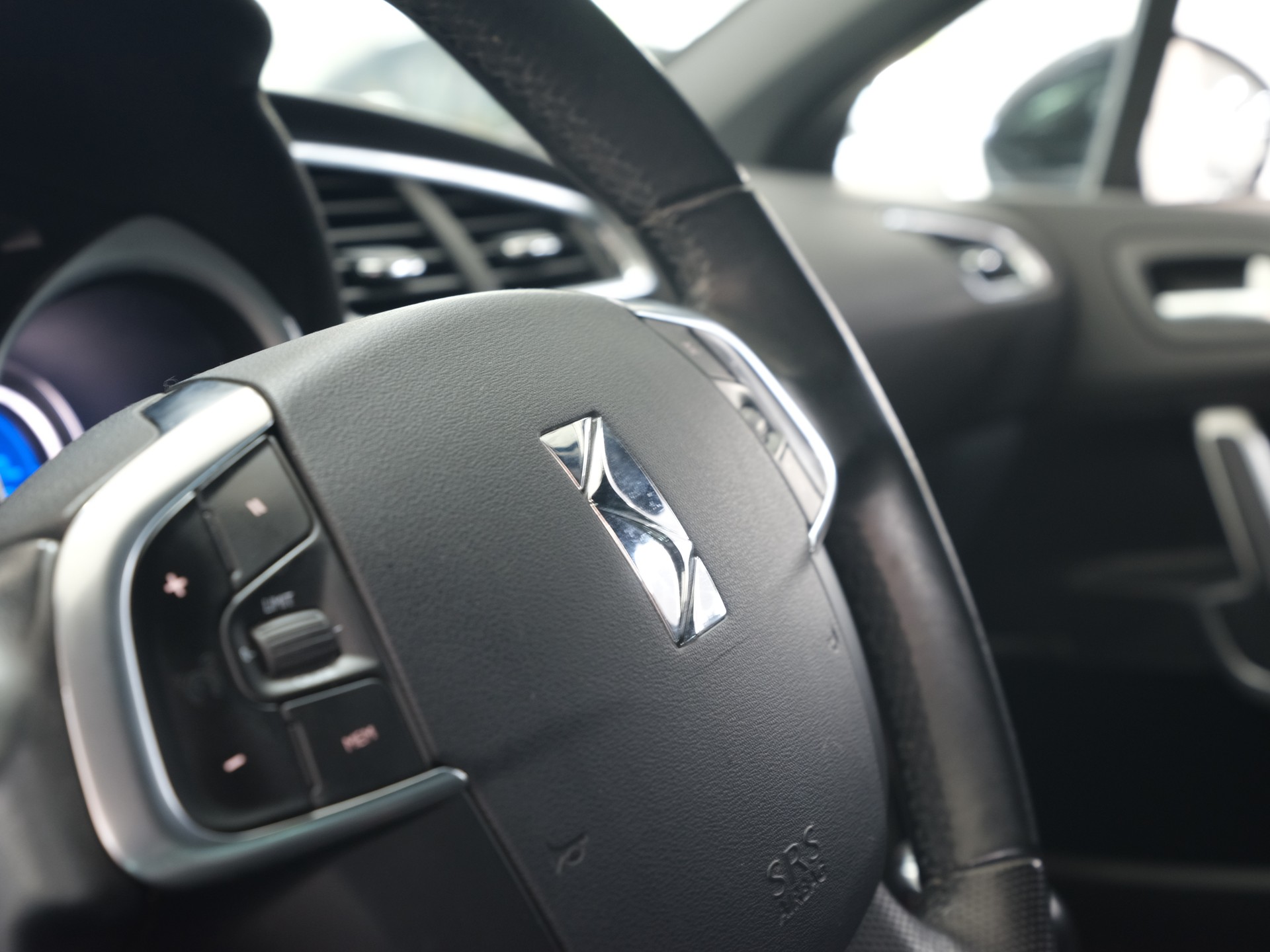 DS AUTOMOBILES DS 4 1.6 BlueHDi Performance Line Automatic *Sitzheizung* *PDC Vorne & Hinten*-image-26