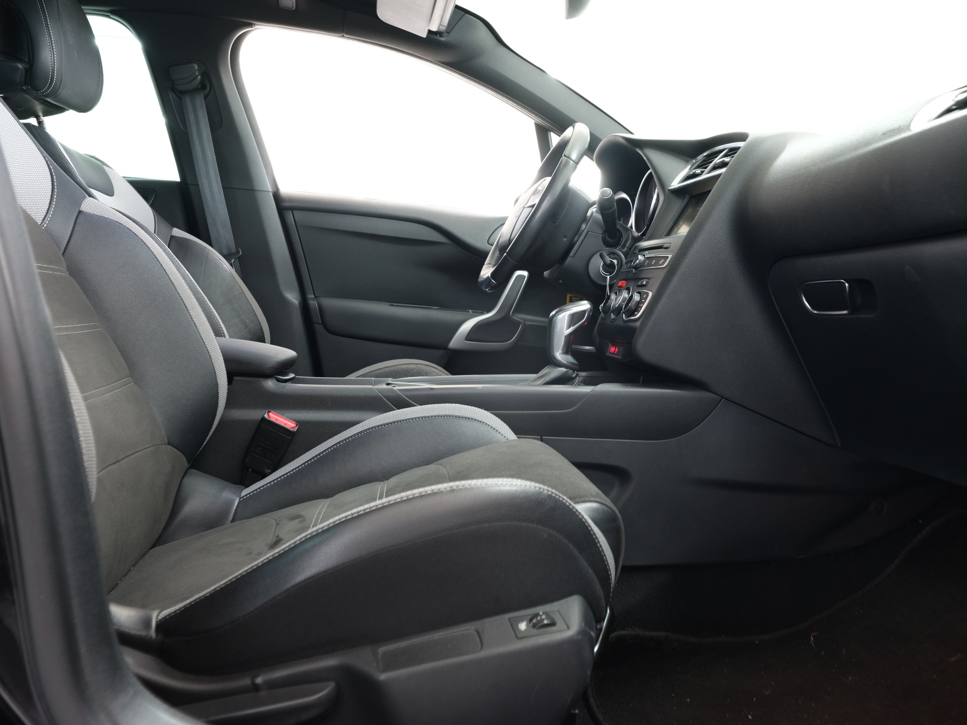 DS AUTOMOBILES DS 4 1.6 BlueHDi Performance Line Automatic *Sitzheizung* *PDC Vorne & Hinten*-image-25