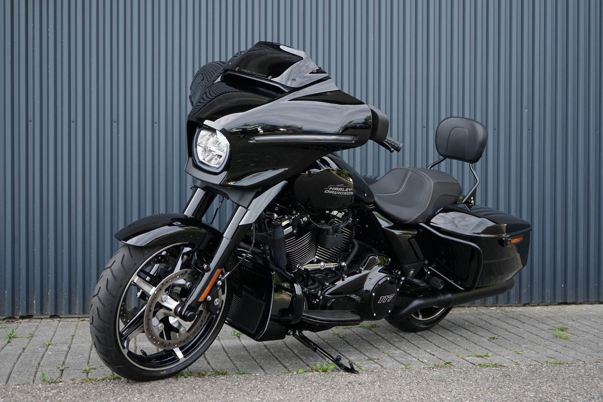 HARLEY-DAVIDSON FLHX Street Glide Black Finish 117-showroom-element-1