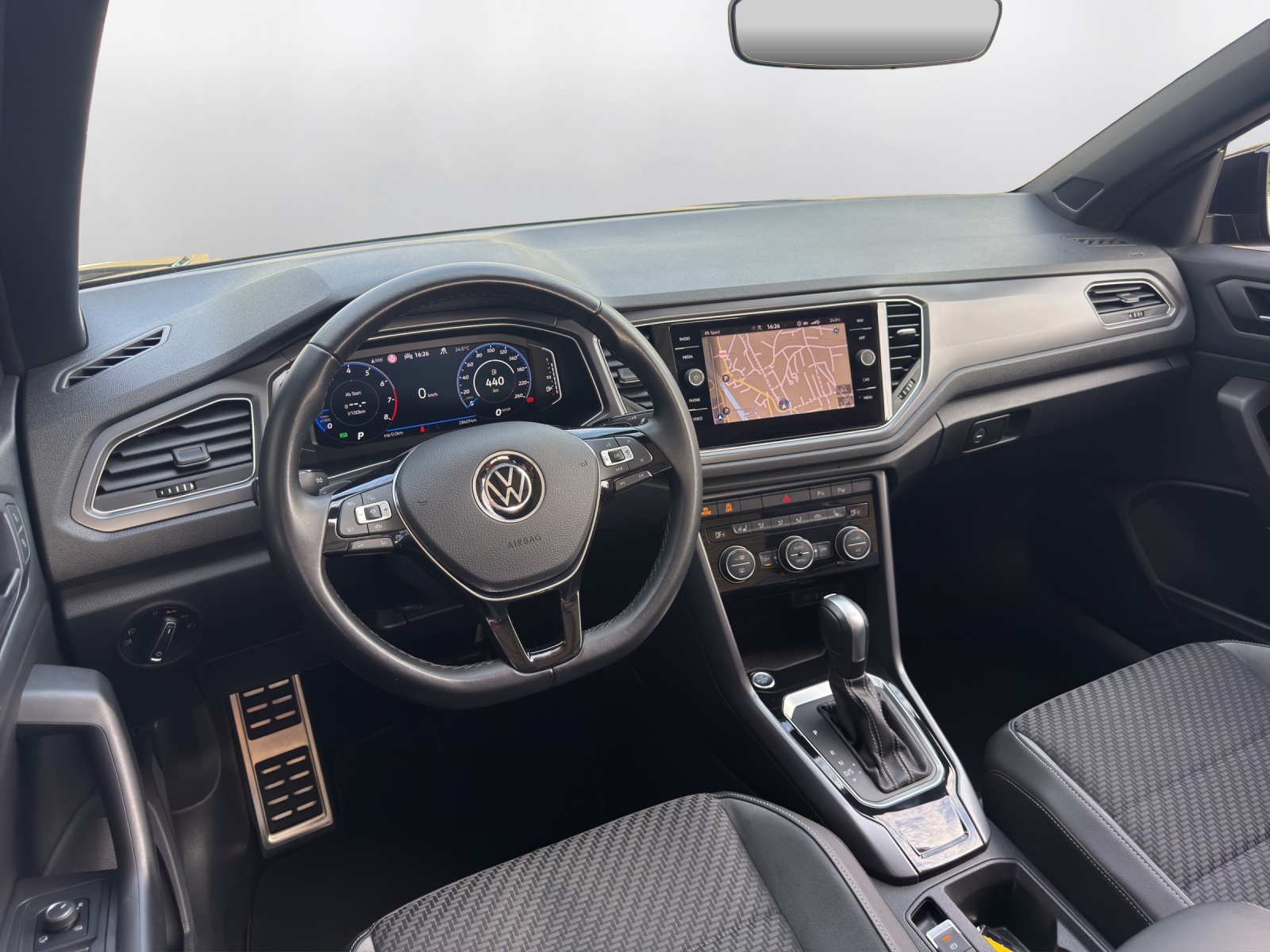 VW T-Roc Cabriolet 1.5 TSI EVO Black & White DSG-image-11
