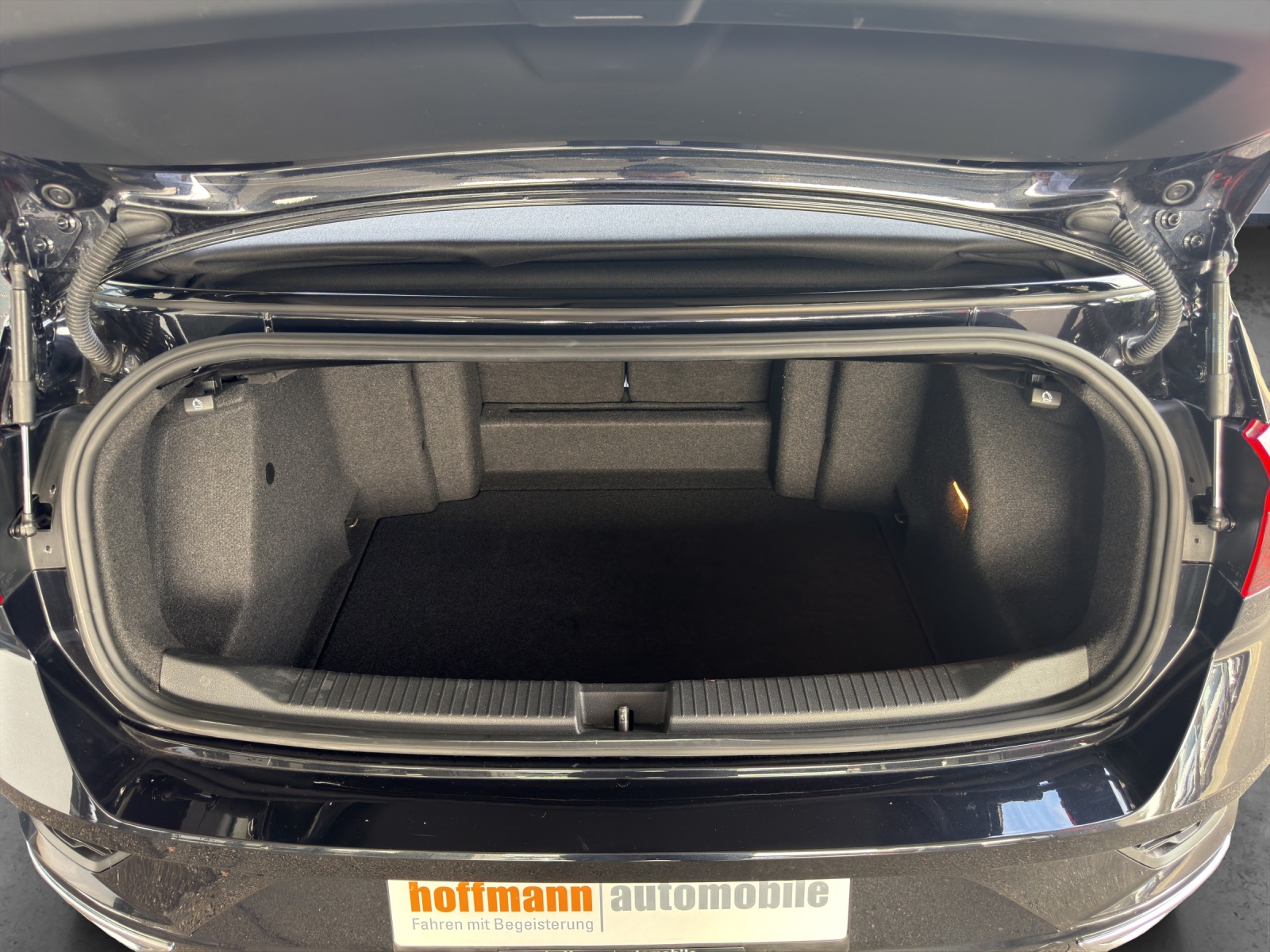 VW T-Roc Cabriolet 1.5 TSI EVO Black & White DSG-image-16