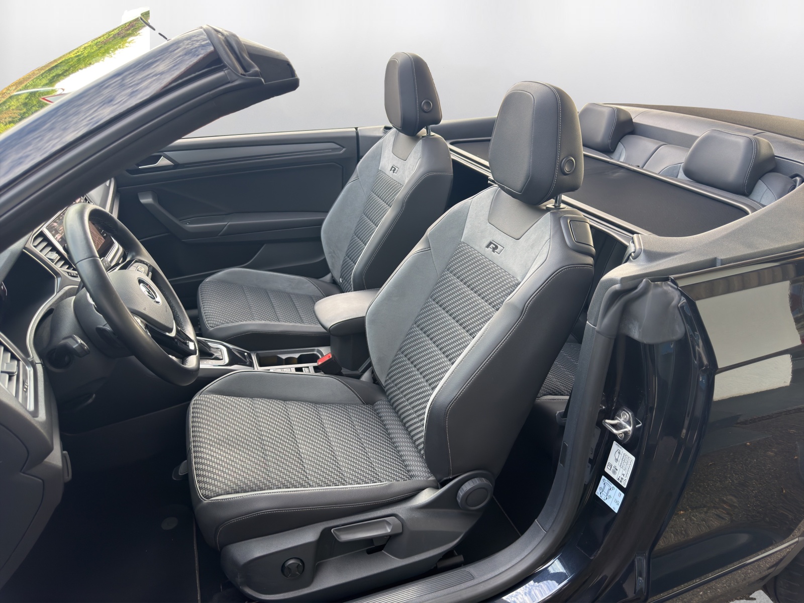VW T-Roc Cabriolet 1.5 TSI EVO Black & White DSG-image-14