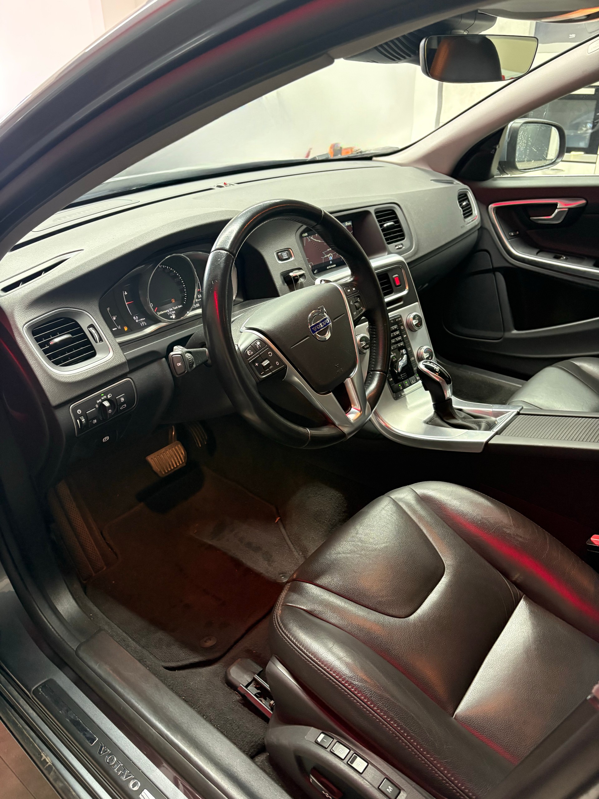 VOLVO V60 D4 Summum Geartronic-image-12