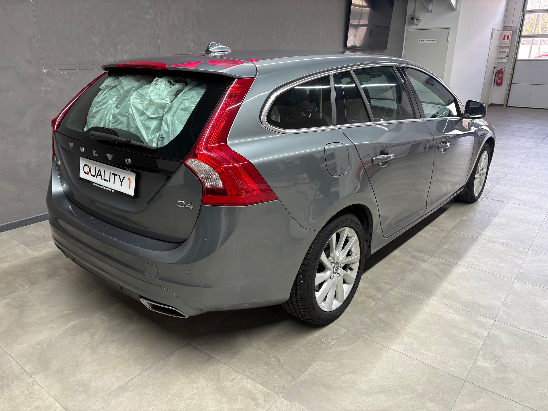 VOLVO V60 D4 Summum Geartronic-image-2