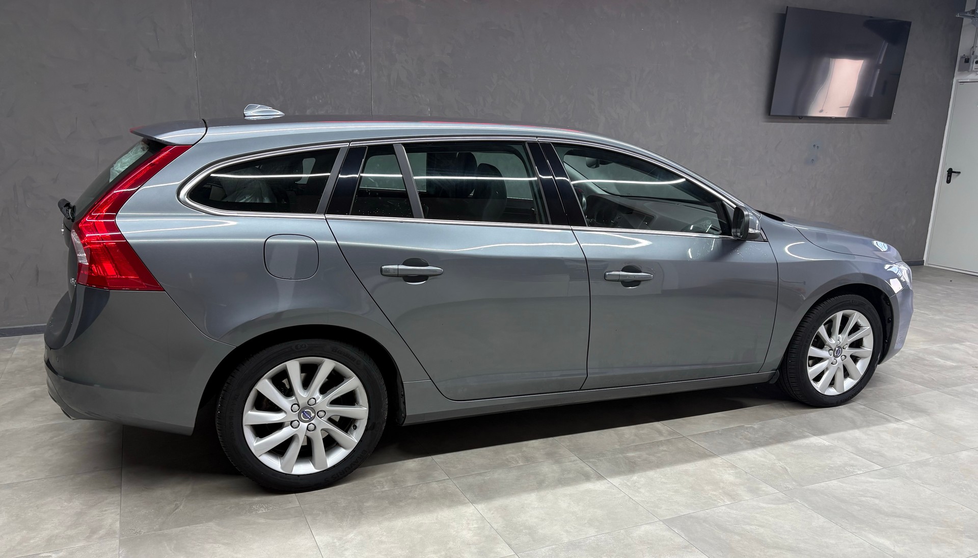 VOLVO V60 D4 Summum Geartronic-image-3