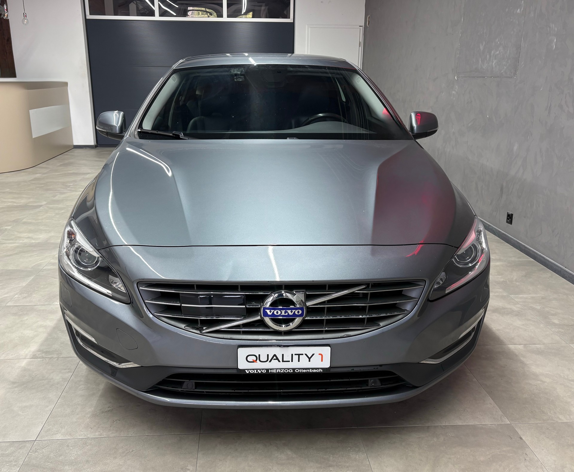 VOLVO V60 D4 Summum Geartronic-image-1