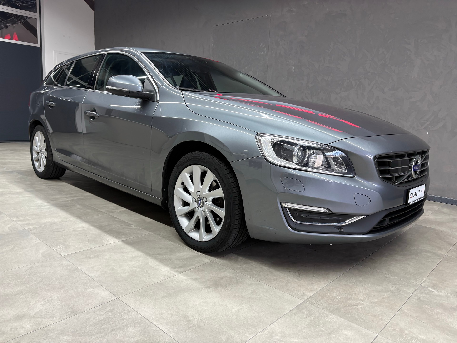 VOLVO V60 D4 Summum Geartronic-image-5