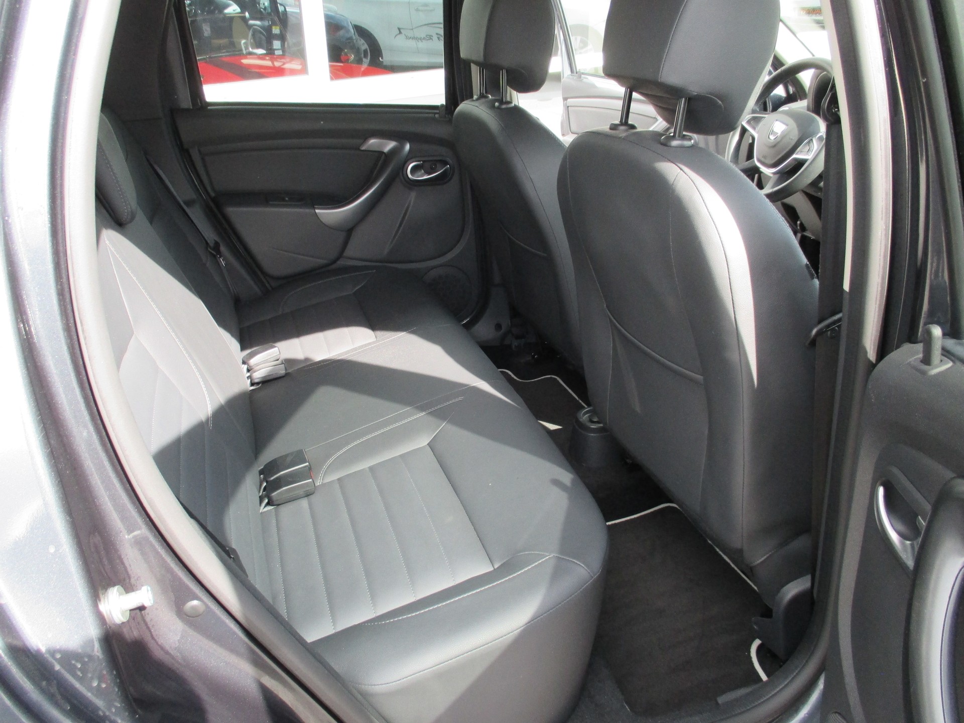 DACIA Duster 1.5 dCi Fischer man's Friend 4x2 EDC-image-11