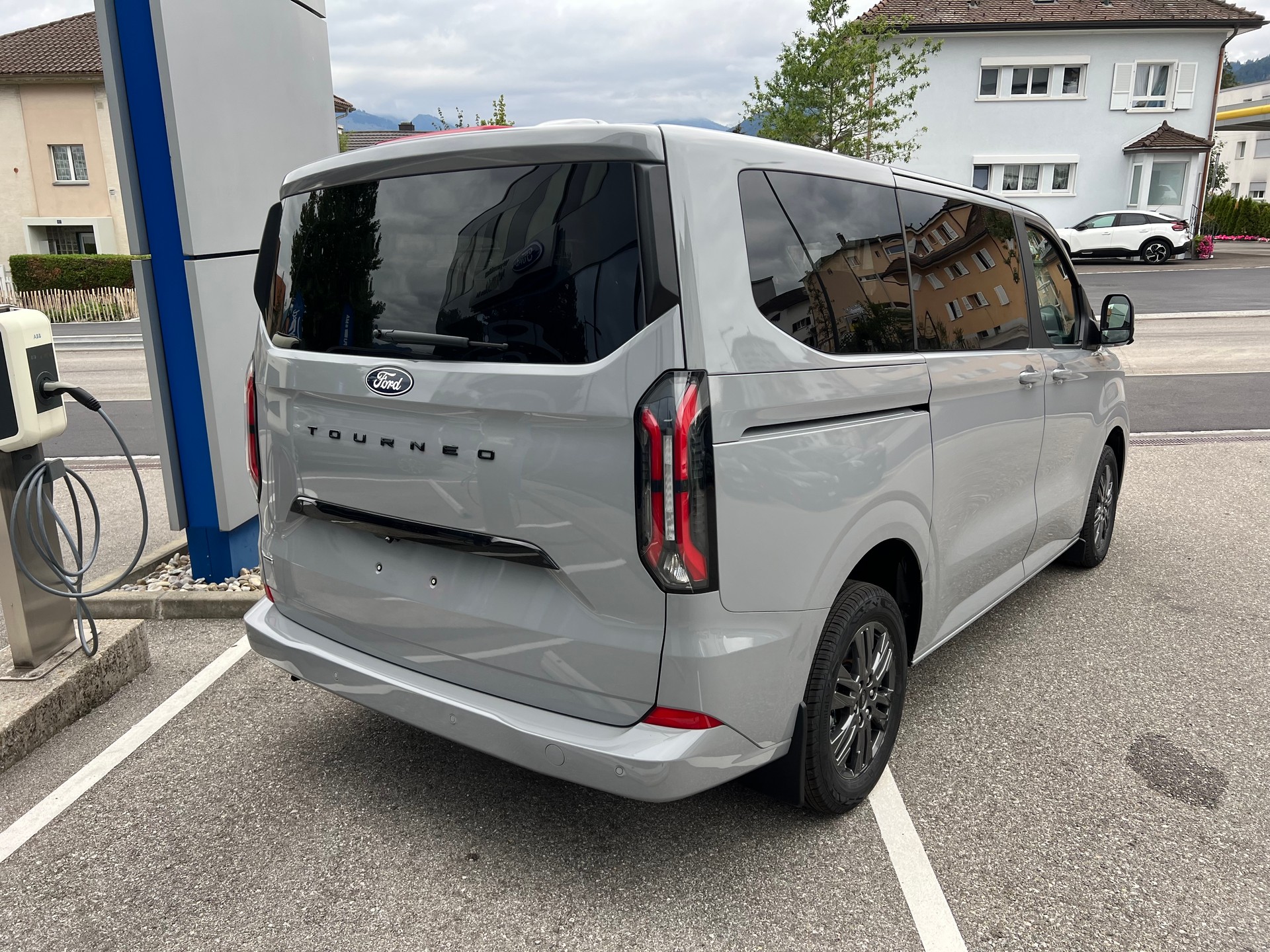 FORD Tourneo Bus 340 L1H1 PHEV Titanium-image-1