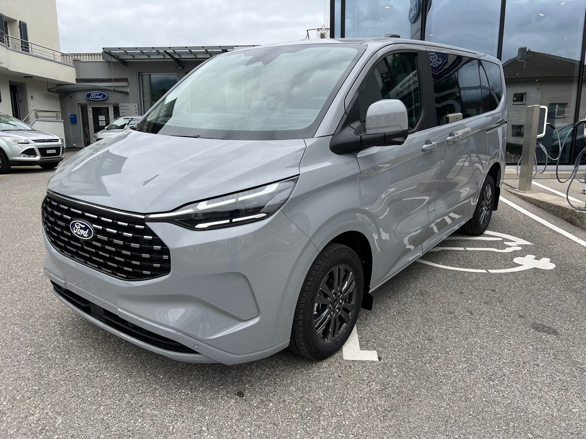 FORD Tourneo Bus 340 L1H1 PHEV Titanium-image-3