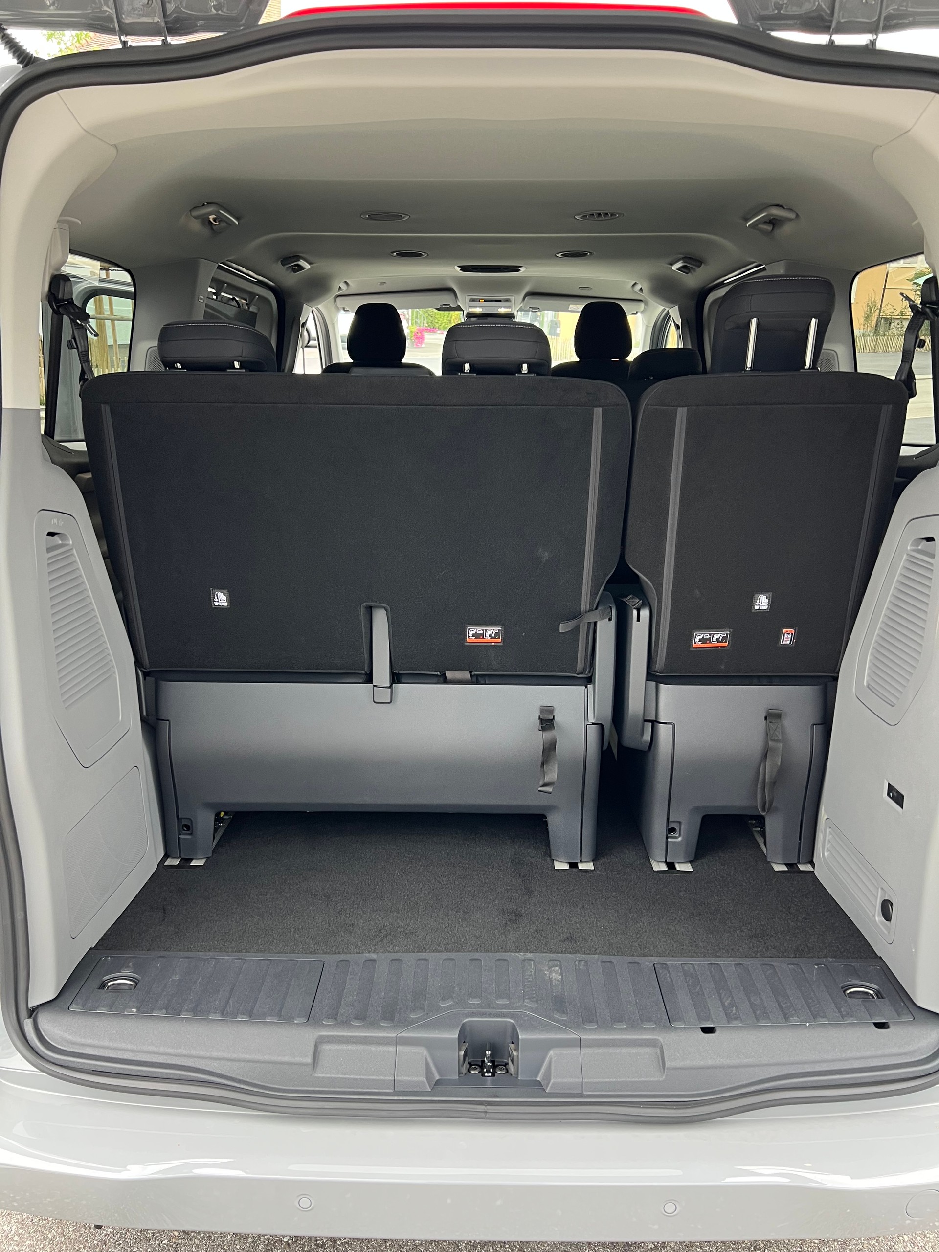 FORD Tourneo Bus 340 L1H1 PHEV Titanium-image-11