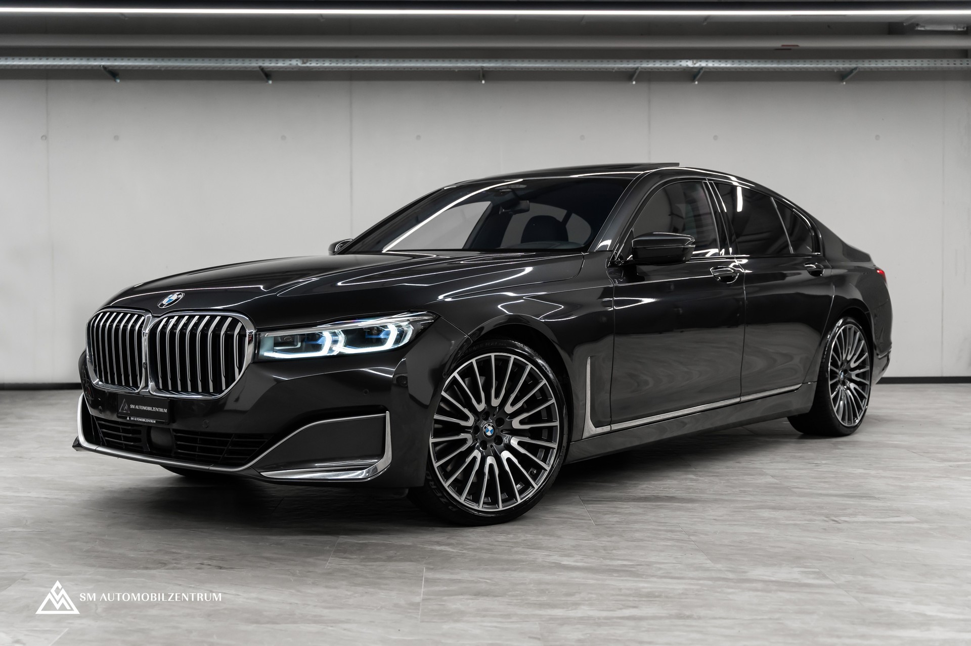 BMW 750i xDrive M Sport Steptronic / Panorama / 360° / Sitzbelüftung / Massage-image-0
