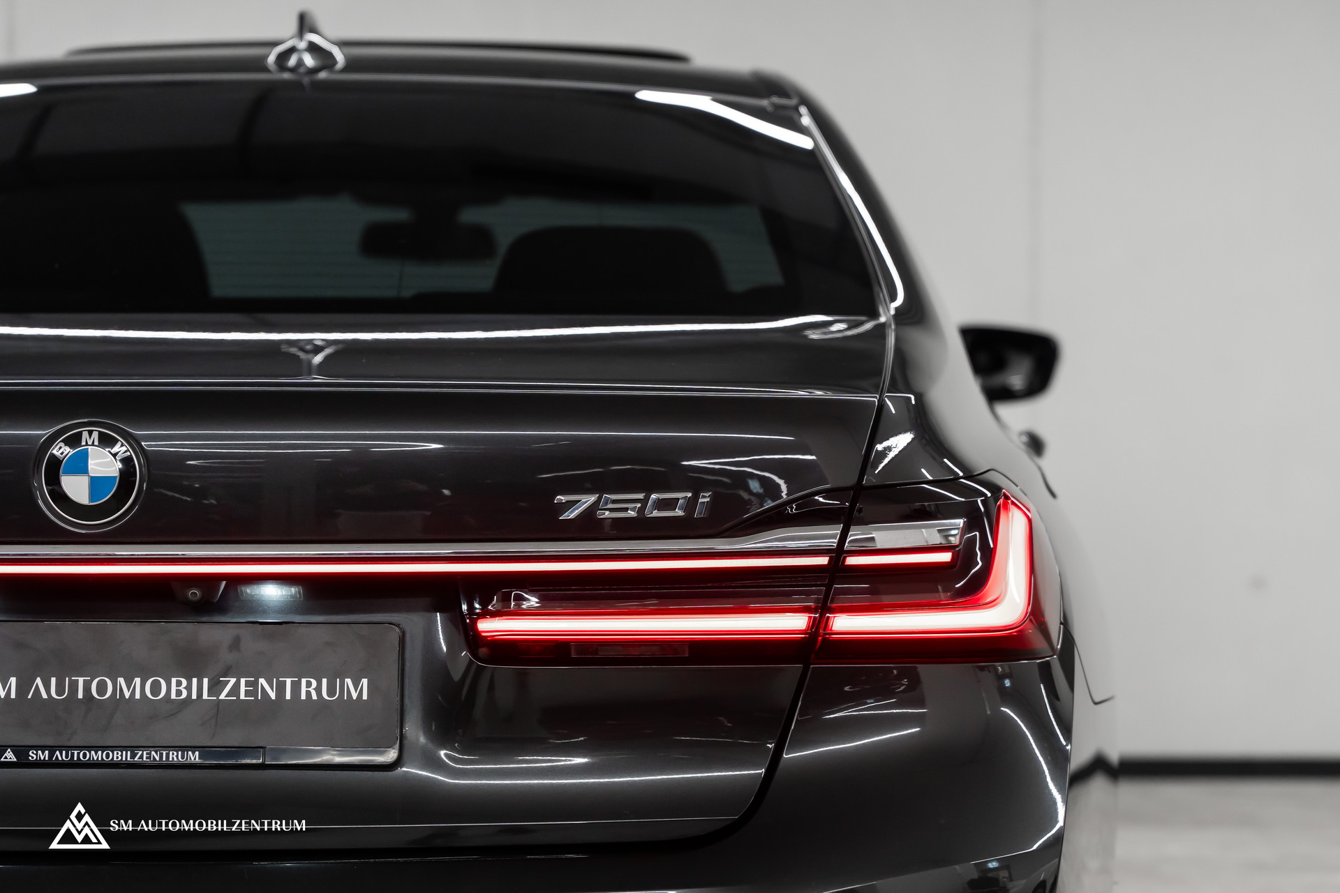 BMW 750i xDrive M Sport Steptronic / Panorama / 360° / Sitzbelüftung / Massage-image-12
