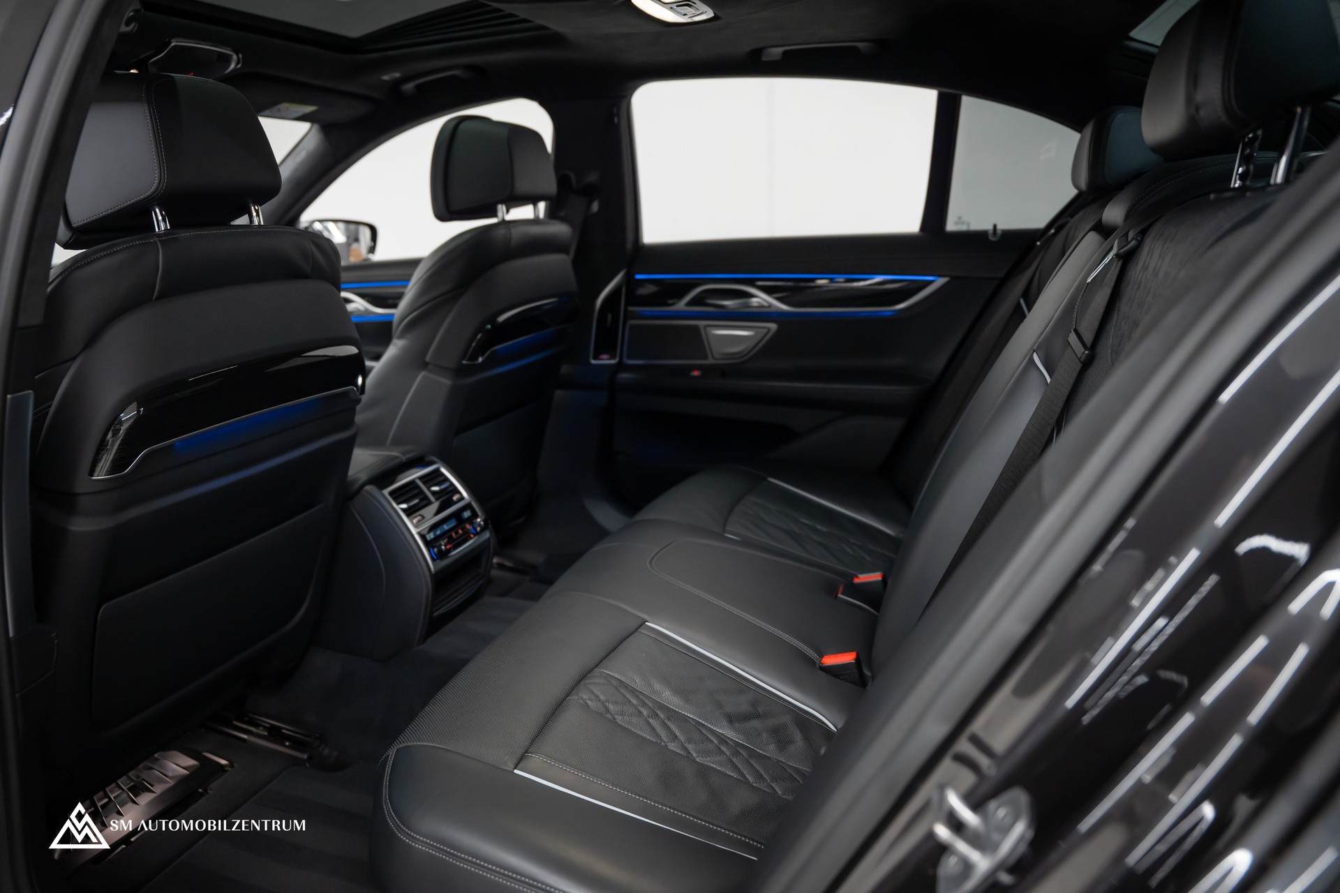 BMW 750i xDrive M Sport Steptronic / Panorama / 360° / Sitzbelüftung / Massage-image-19